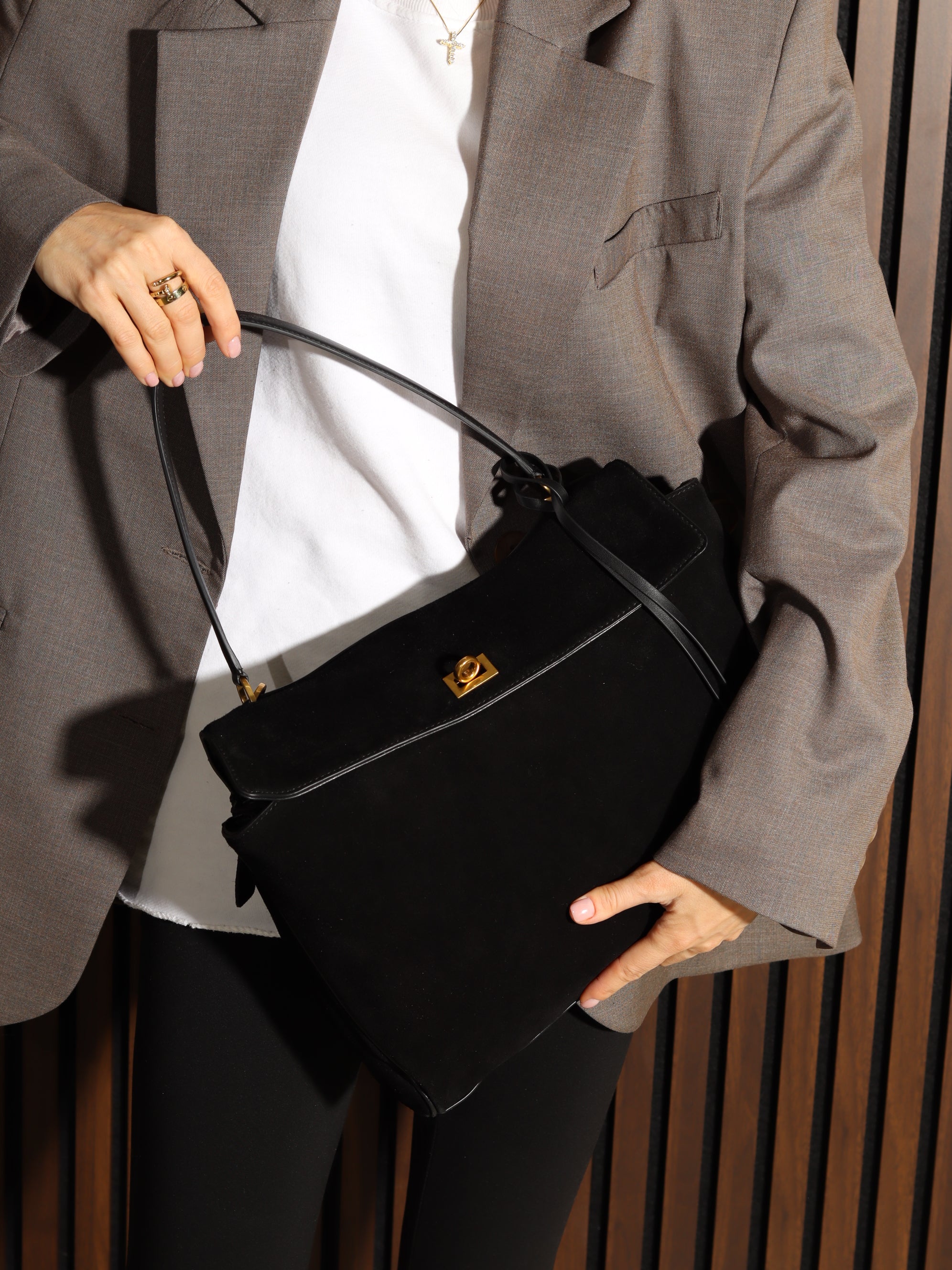 Melna liela d/zamšādas soma uz vienas lences un zelta krāsas aizdari - 17932