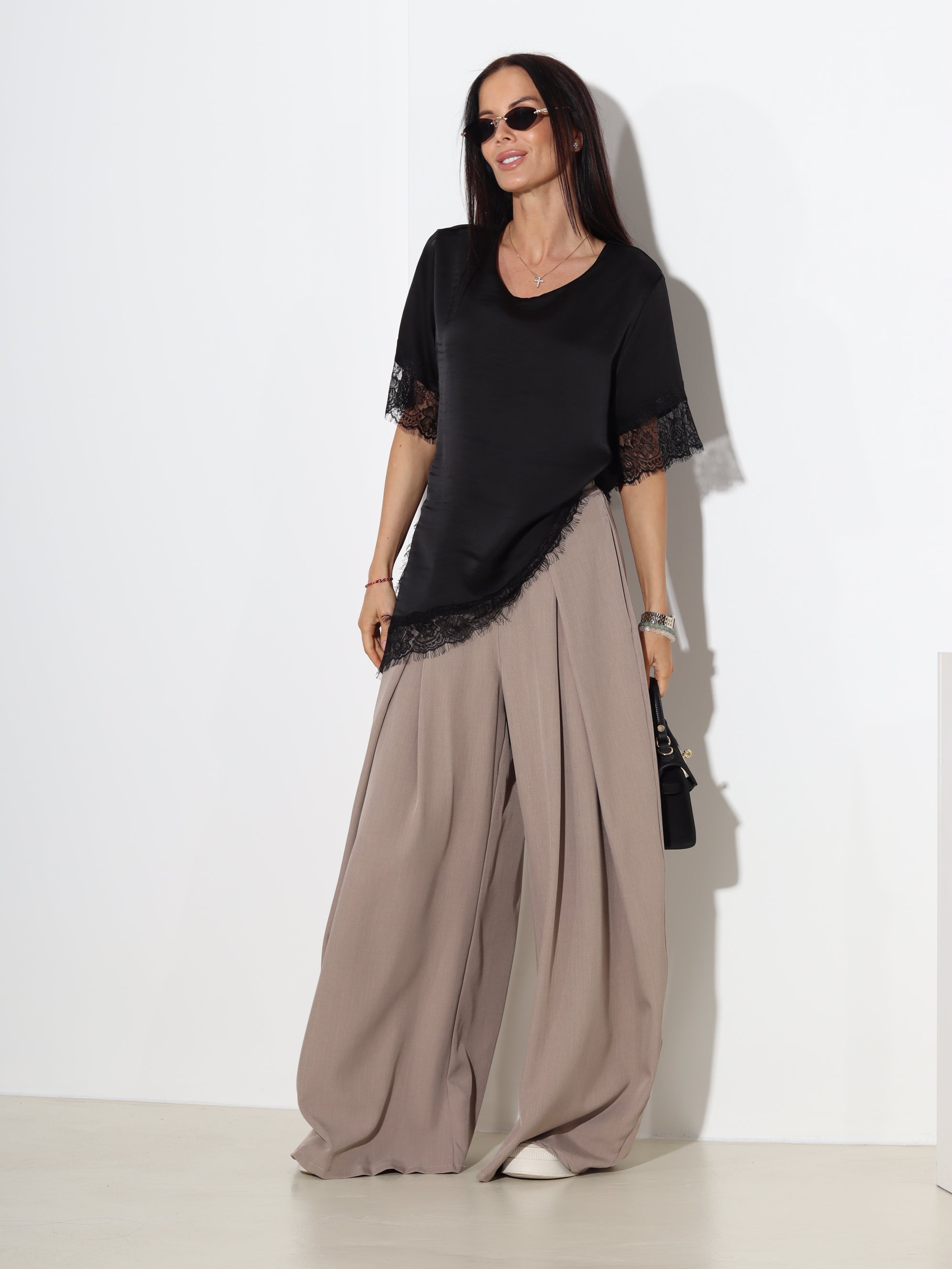 Melns tops ,,Soft Lace'' ar mežģīņotu apakšdaļu - 19785