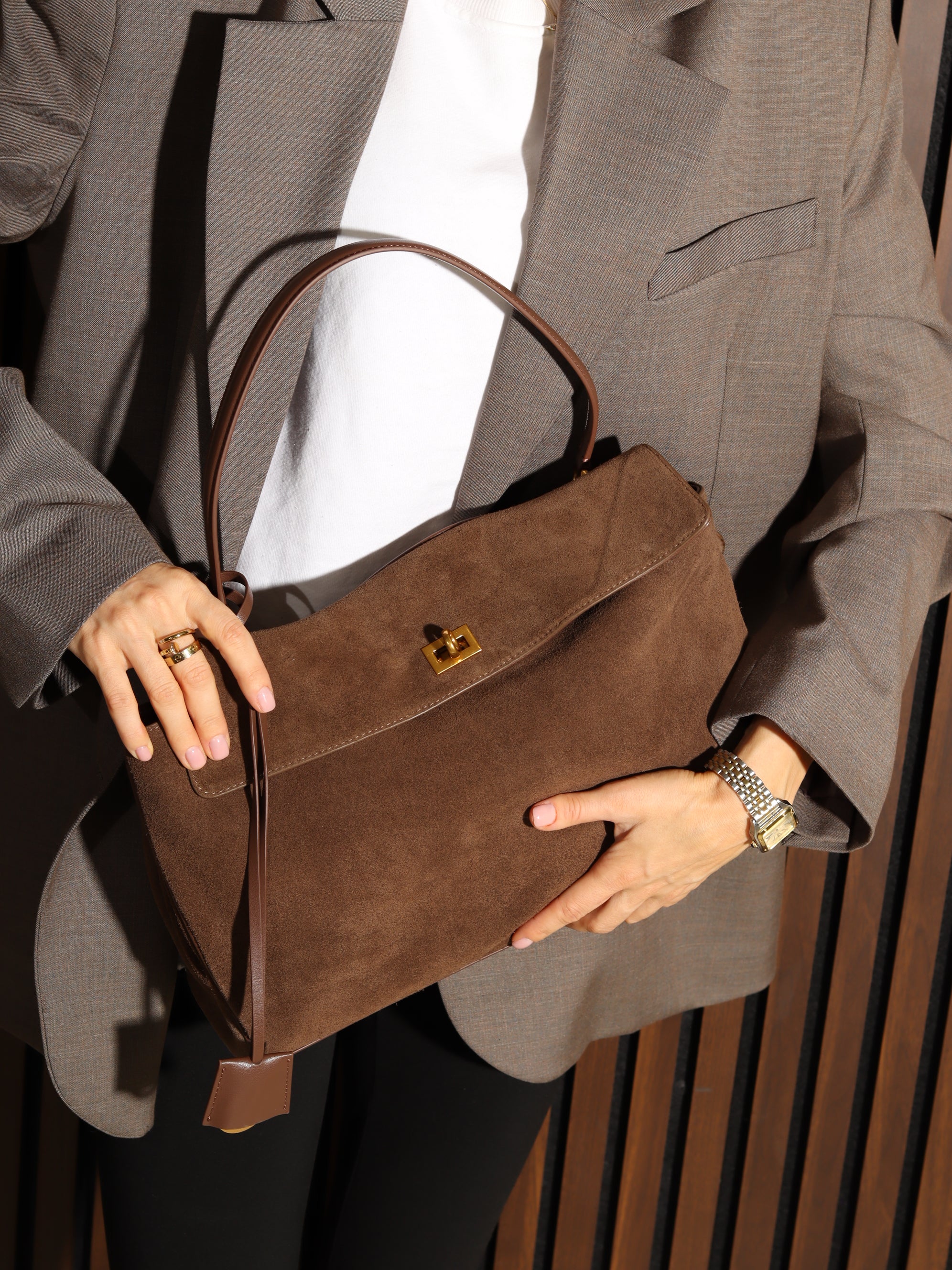 Brūna liela d/zamšādas soma uz vienas lences un zelta värvi aizdari - 17933