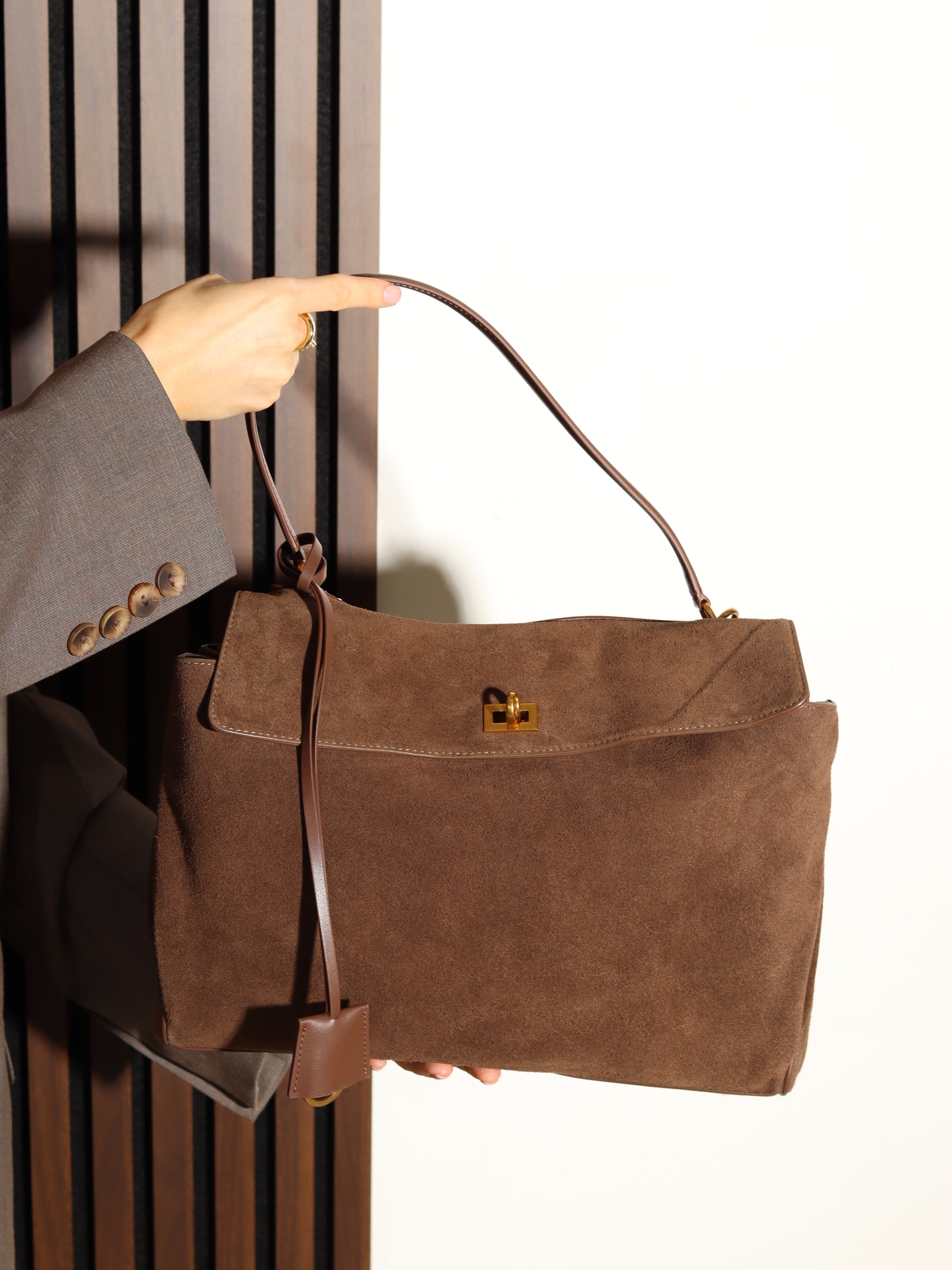 Brūna liela d/zamšādas soma uz vienas lences un zelta värvi aizdari - 17933