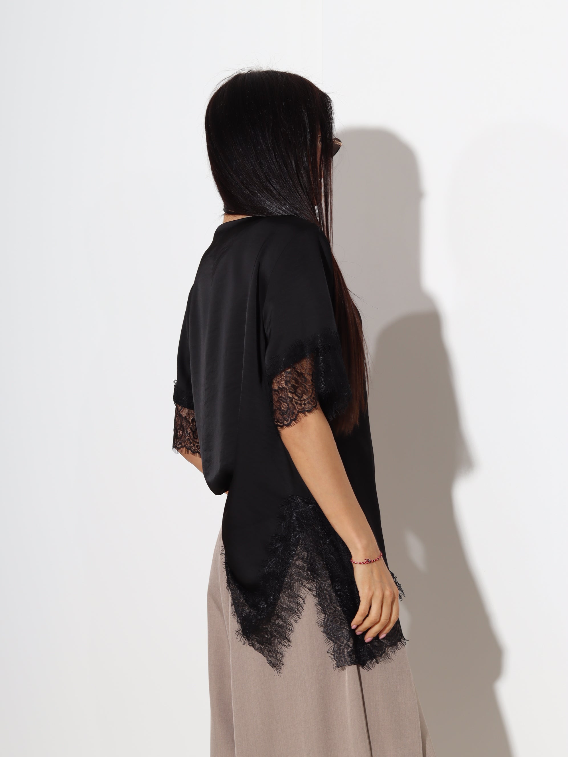 Melns tops ,,Soft Lace'' ar mežģīņotu apakšdaļu - 19785