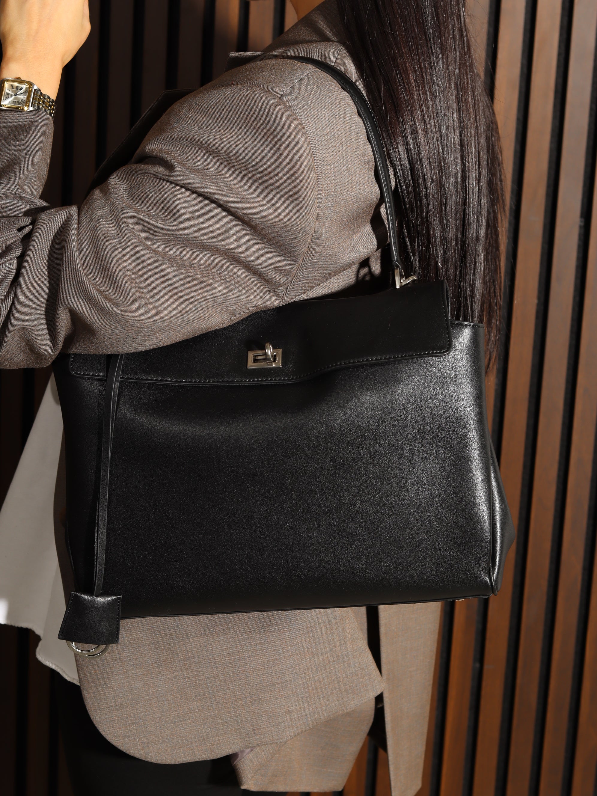 Melna liela d/ādas soma uz vienas lences un sudraba värvi aizdari - 17928