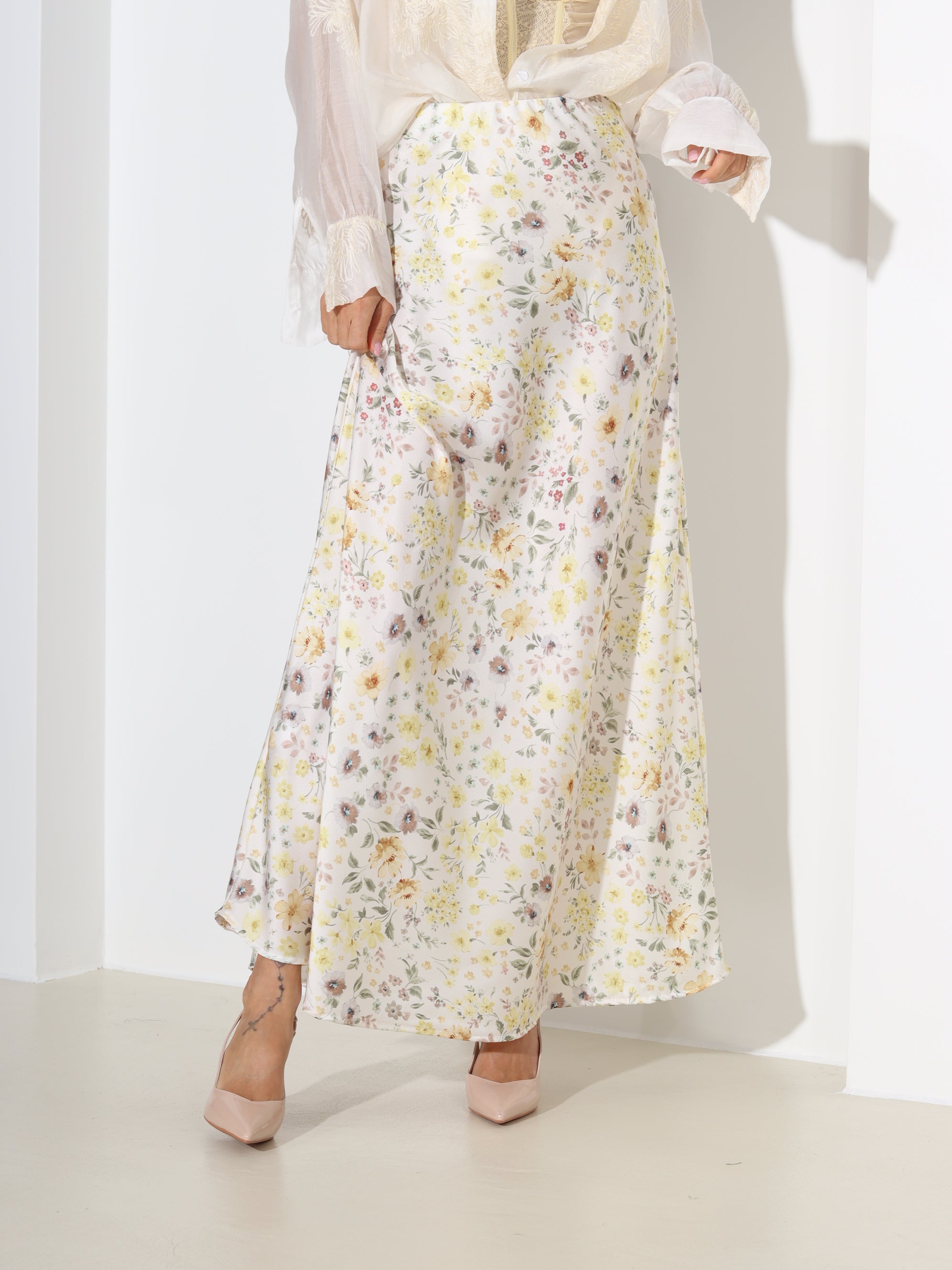 Balti svārki ar dzelteniem ziediem - 18414