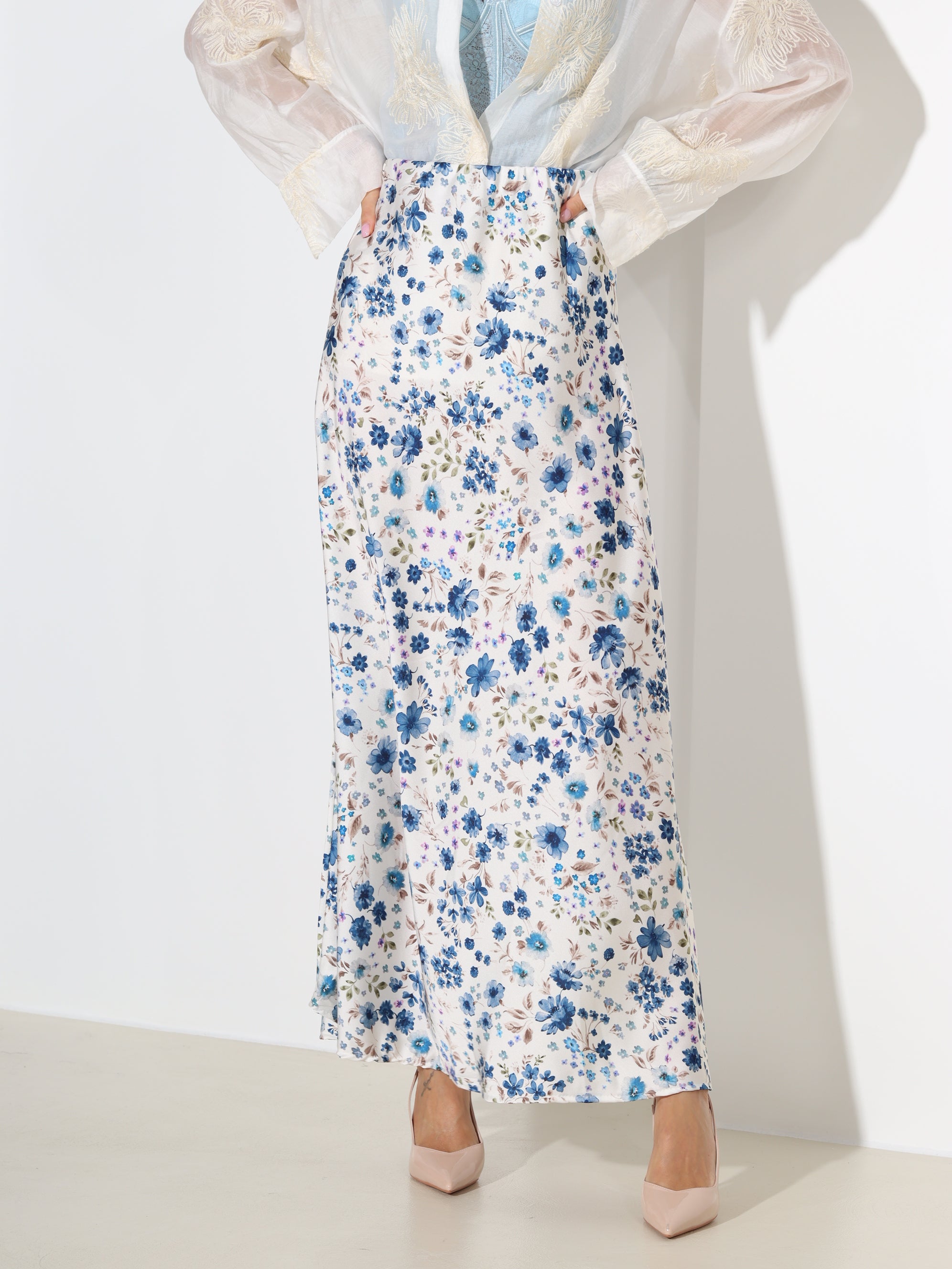 Balti svārki ar ziliem ziediem - 18413