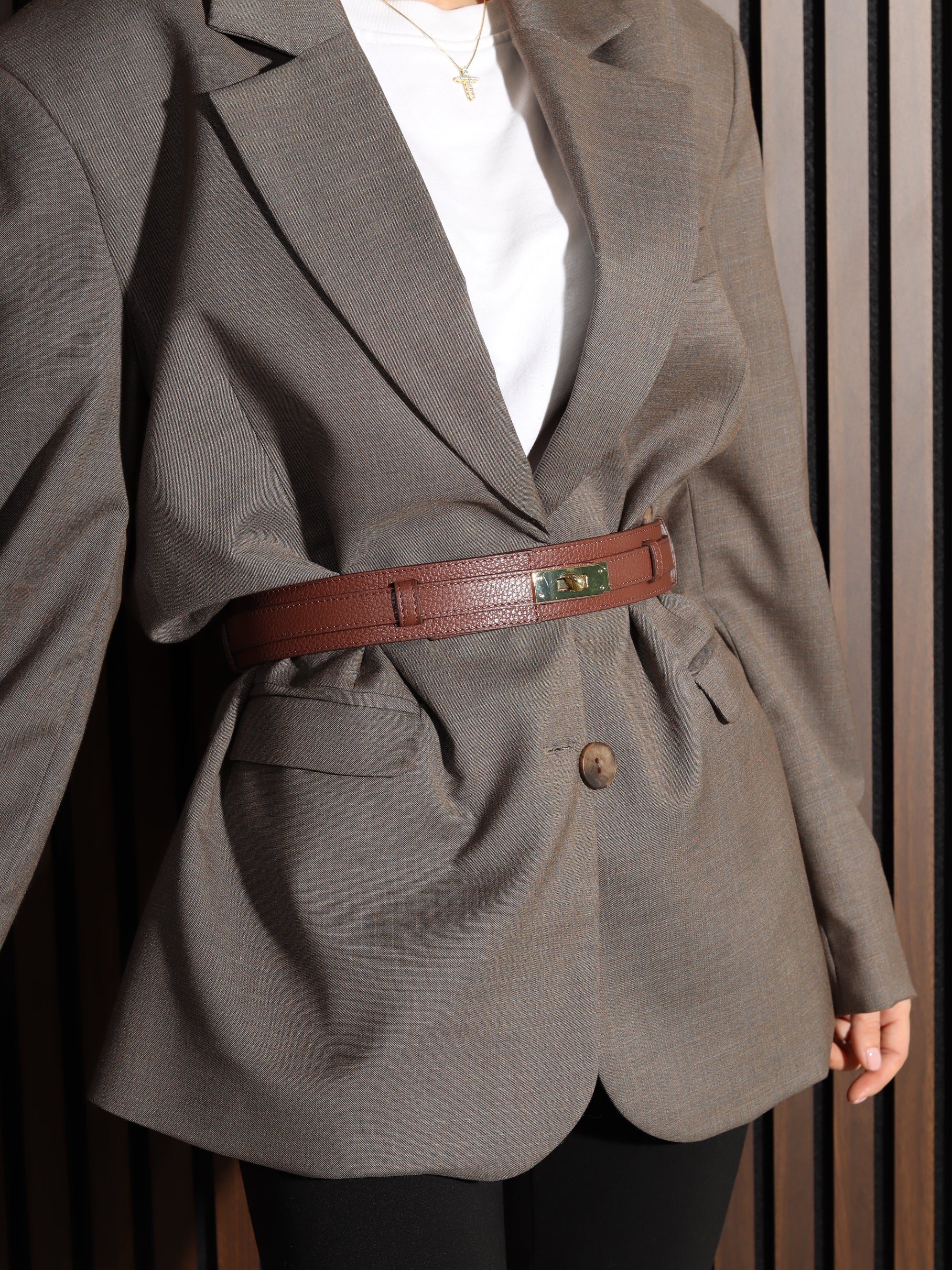 Brūna plata d/ā josta ar zelta āķīša aizdari- 17860