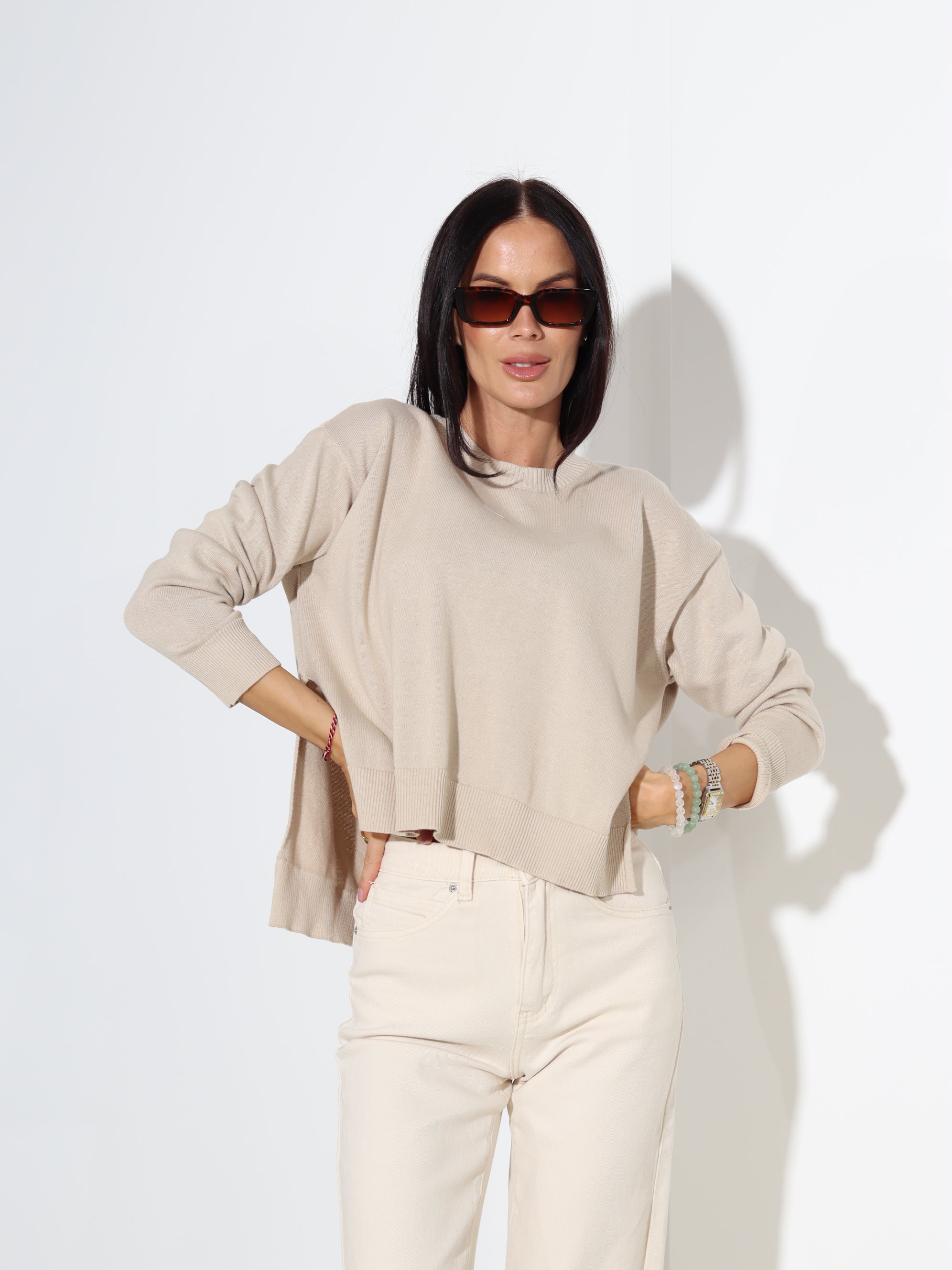 Brūns adīts džemperis ar šķēlumiem sānos - 18200