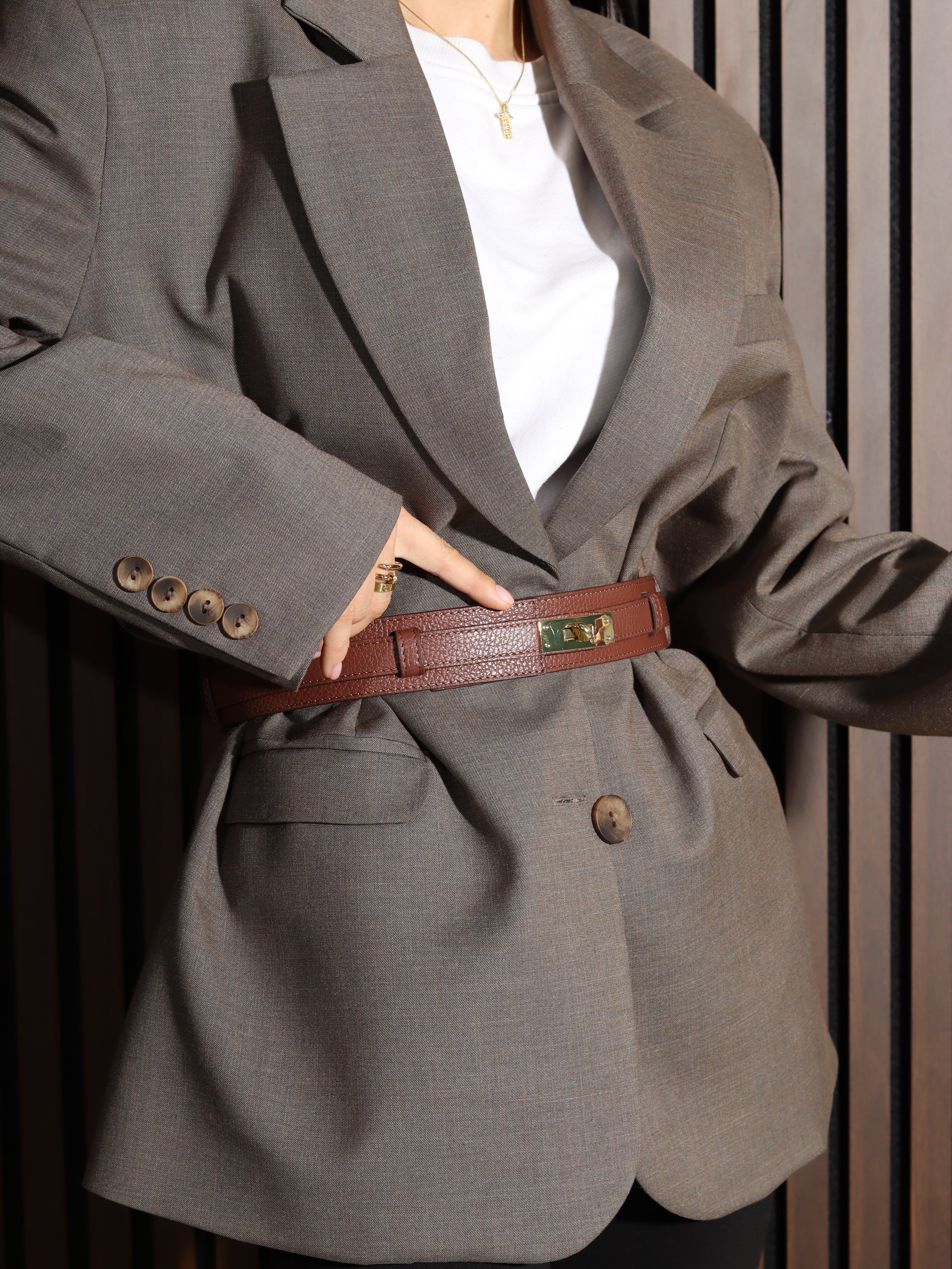 Brūna plata d/ā josta ar zelta āķīša aizdari- 17860