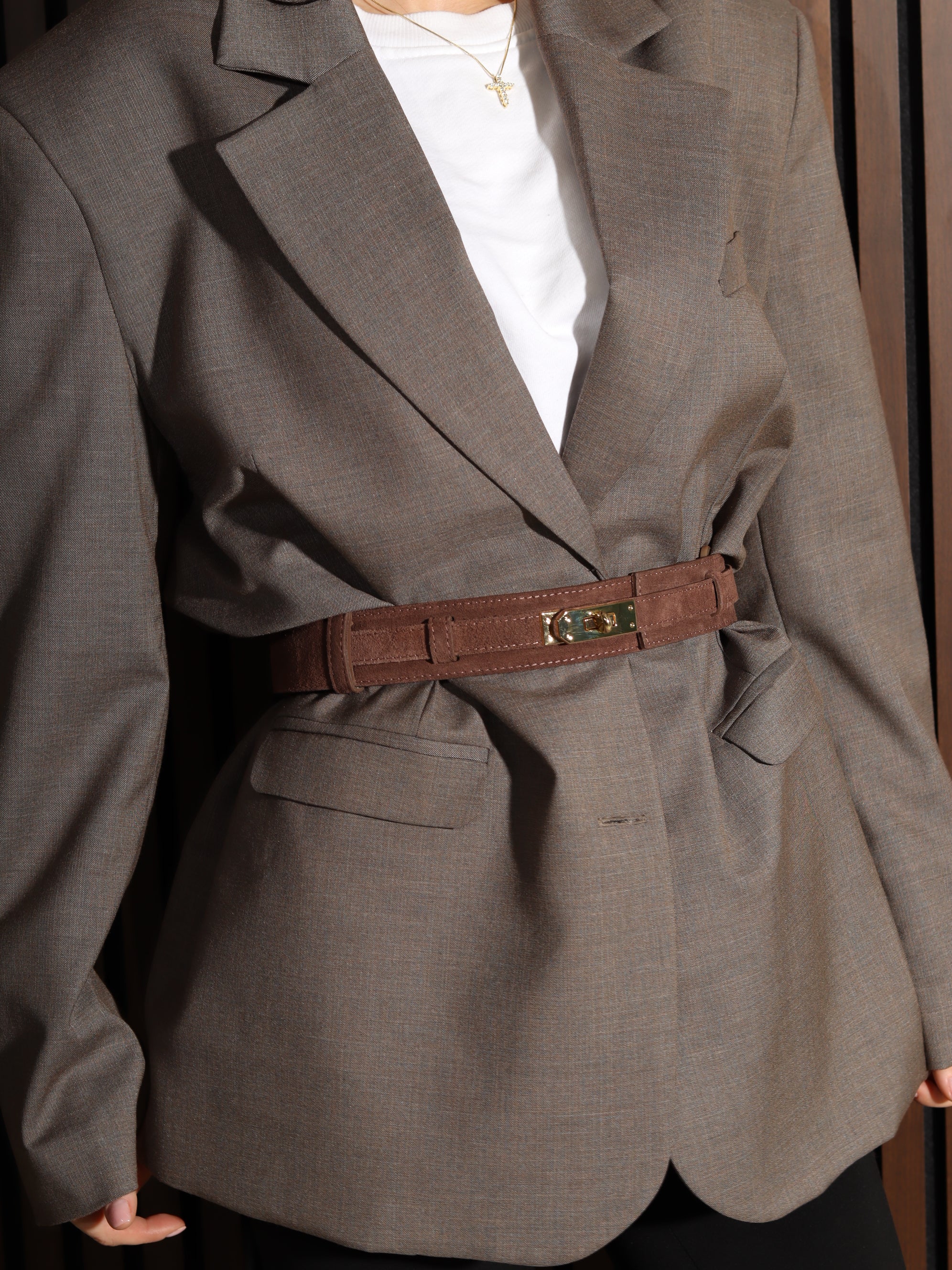 Brūna plata d/zamšādas josta ar zelta āķīša aizdari- 17862