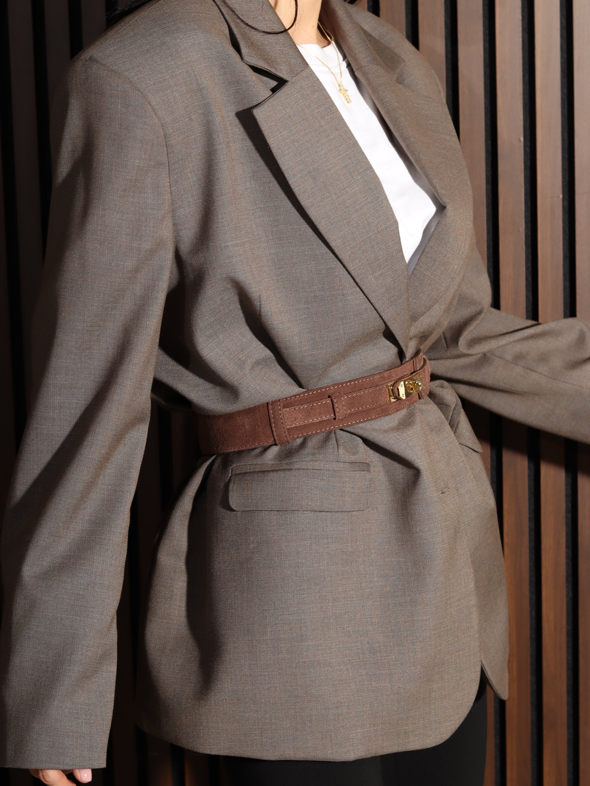 Brūna plata d/zamšādas josta ar zelta āķīša aizdari- 17862