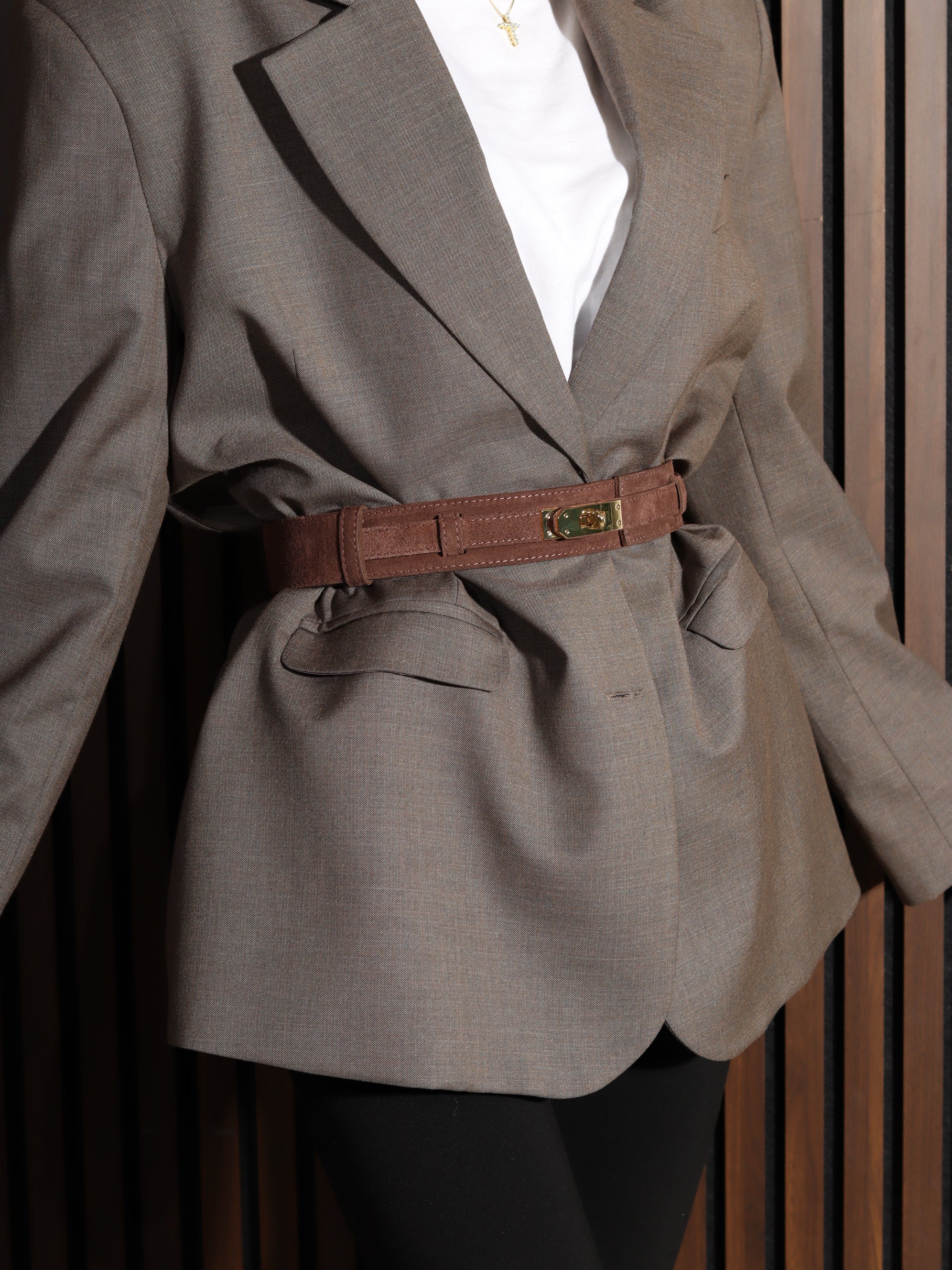 Brūna plata d/zamšādas josta ar zelta āķīša aizdari- 17862