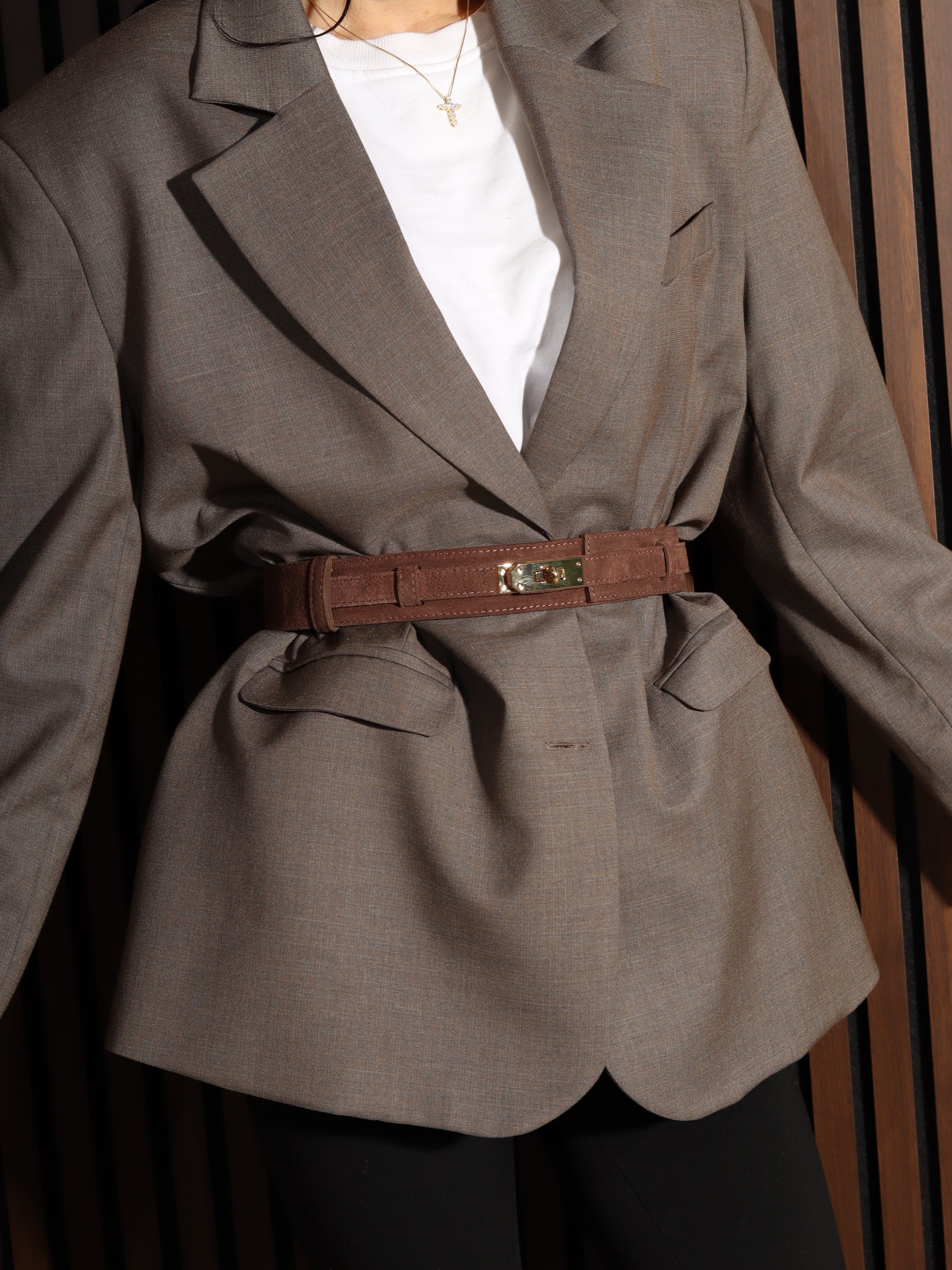 Brūna plata d/ā josta ar zelta āķīša aizdari- 17860