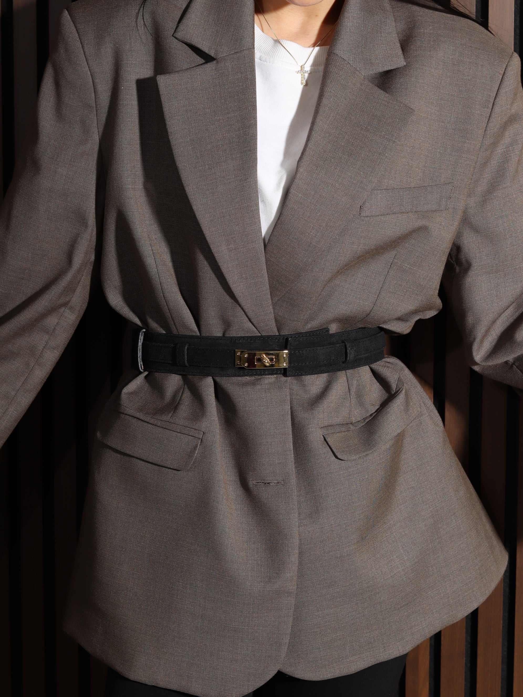 Melna plata d/zamšādas josta ar zelta āķīša aizdari- 17863