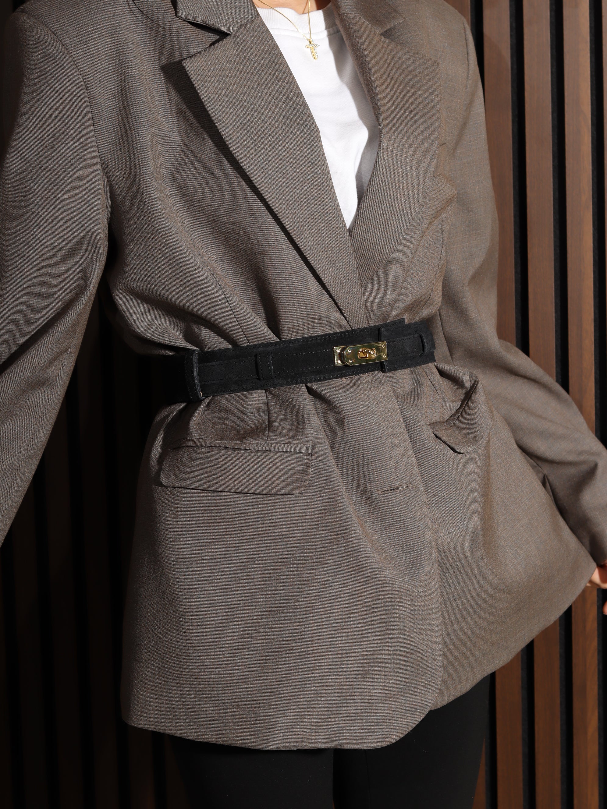 Melna plata d/zamšādas josta ar zelta āķīša aizdari- 17863