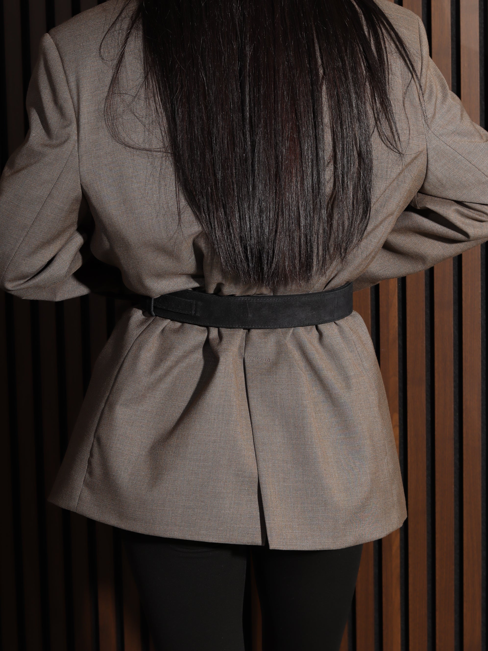 Melna plata d/zamšādas josta ar zelta āķīša aizdari- 17863