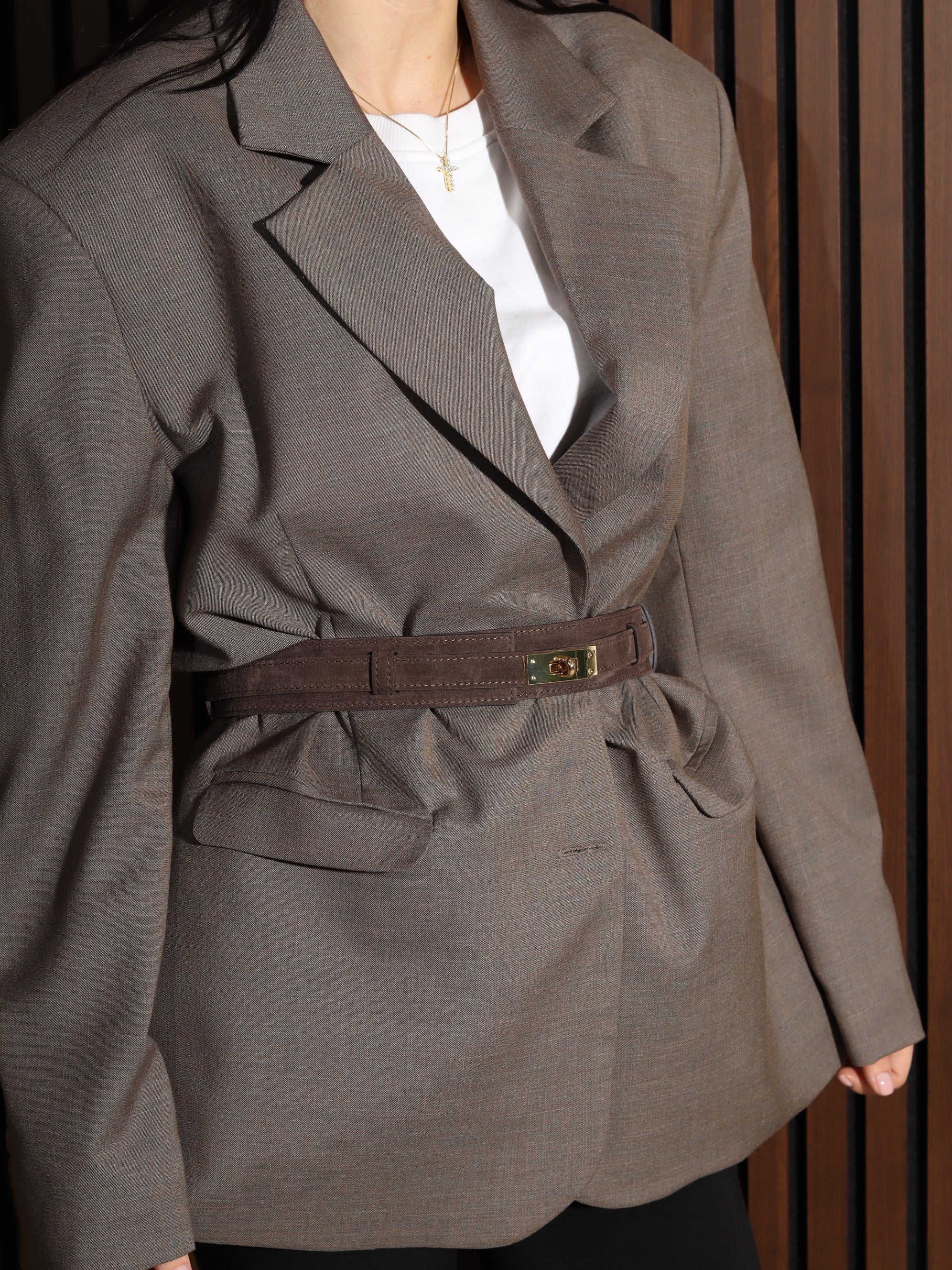 T.brūna plata d/zamšādas josta ar zelta āķīša aizdari- 17861