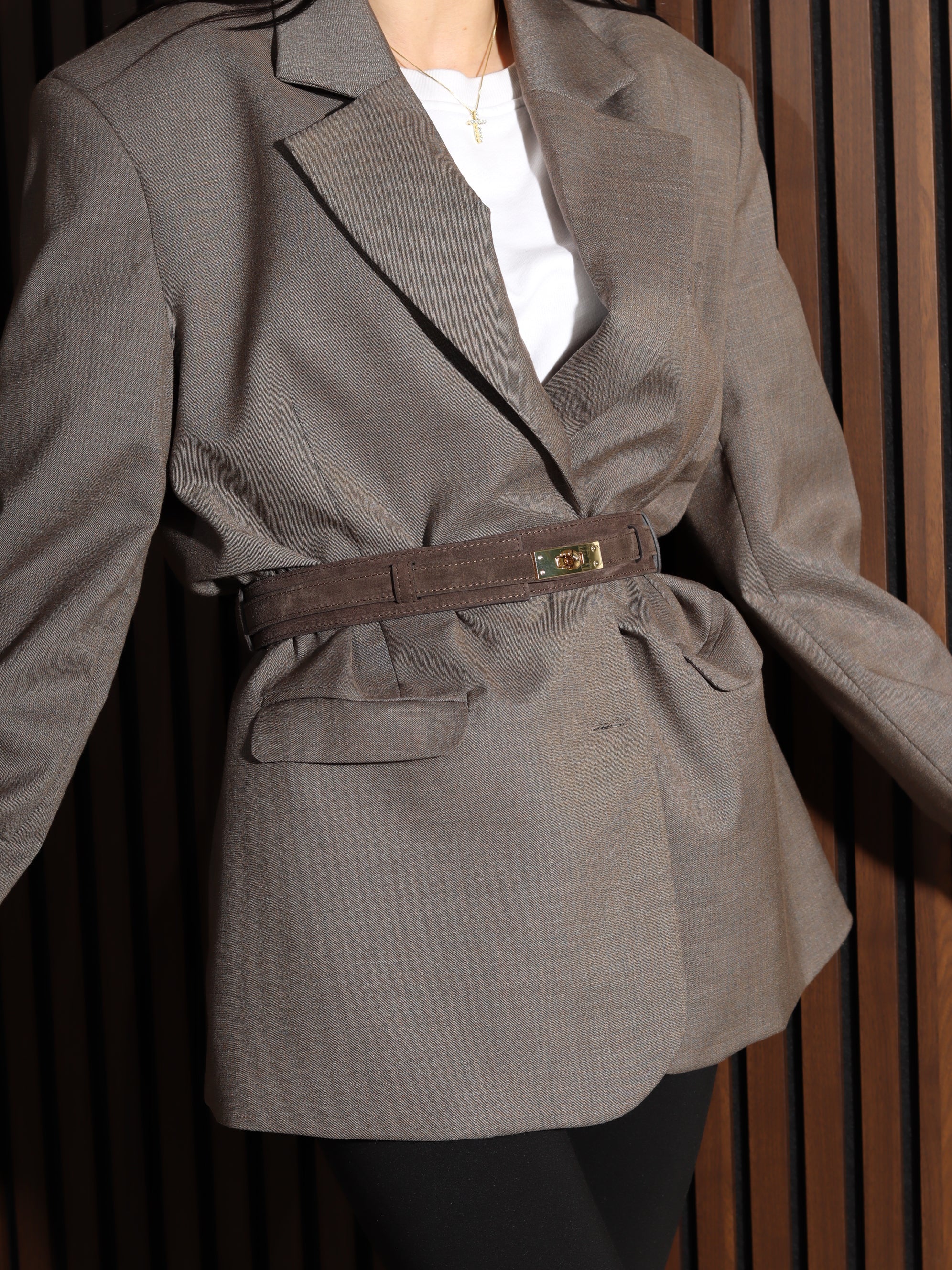 T.brūna plata d/zamšādas josta ar zelta āķīša aizdari- 17861