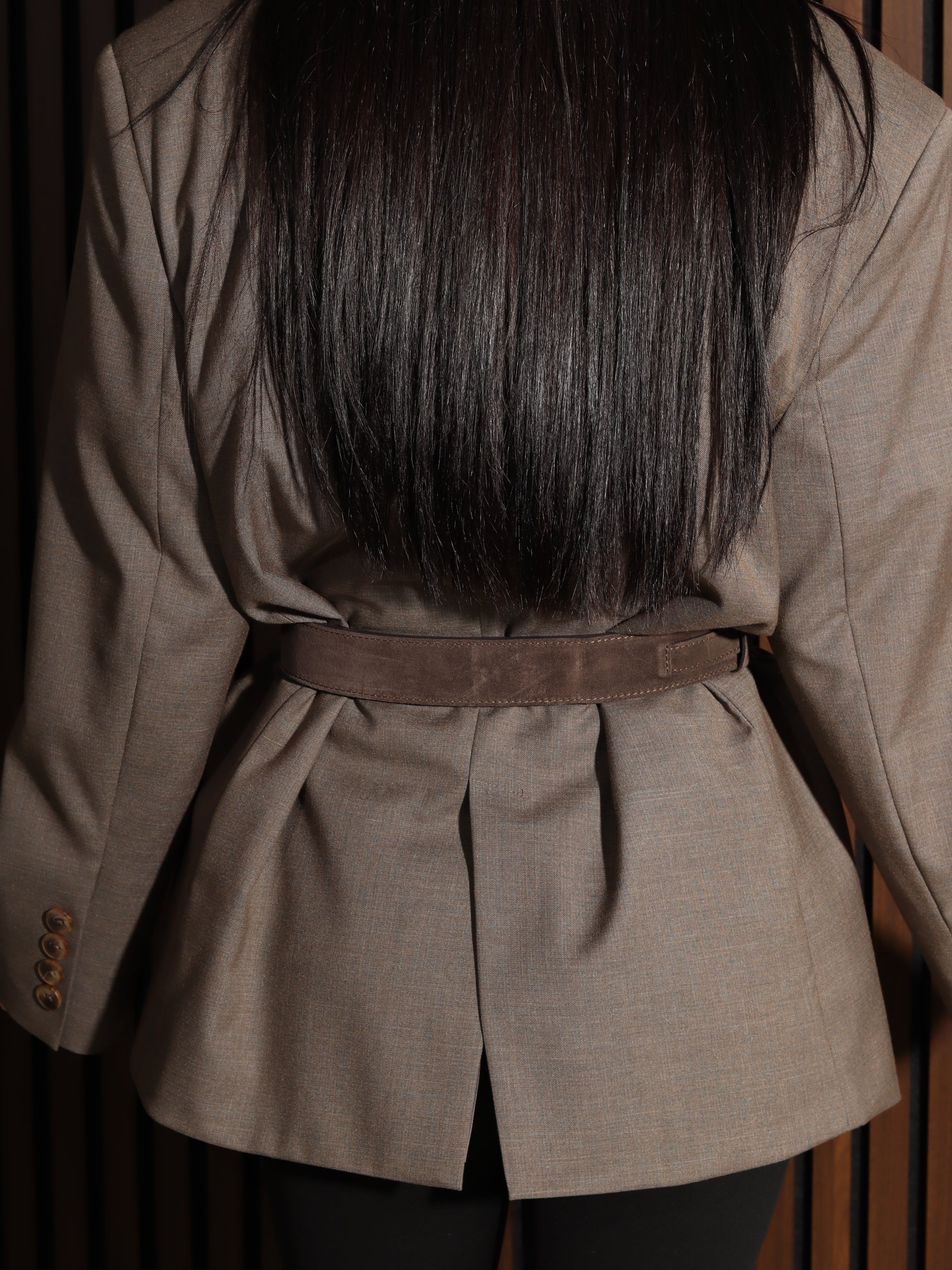 T.brūna plata d/zamšādas josta ar zelta āķīša aizdari- 17861