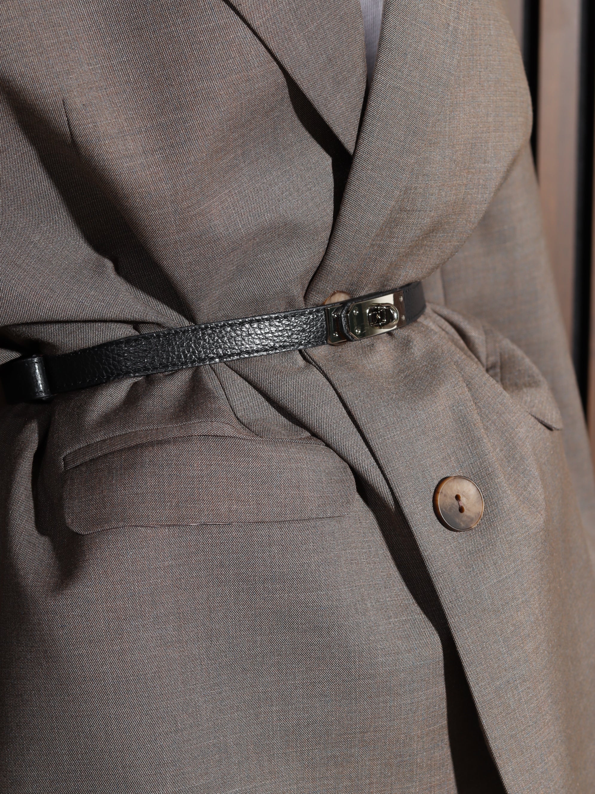 Melna d/ā regulējama josta ar sudraba āķīša aizdari - 17850