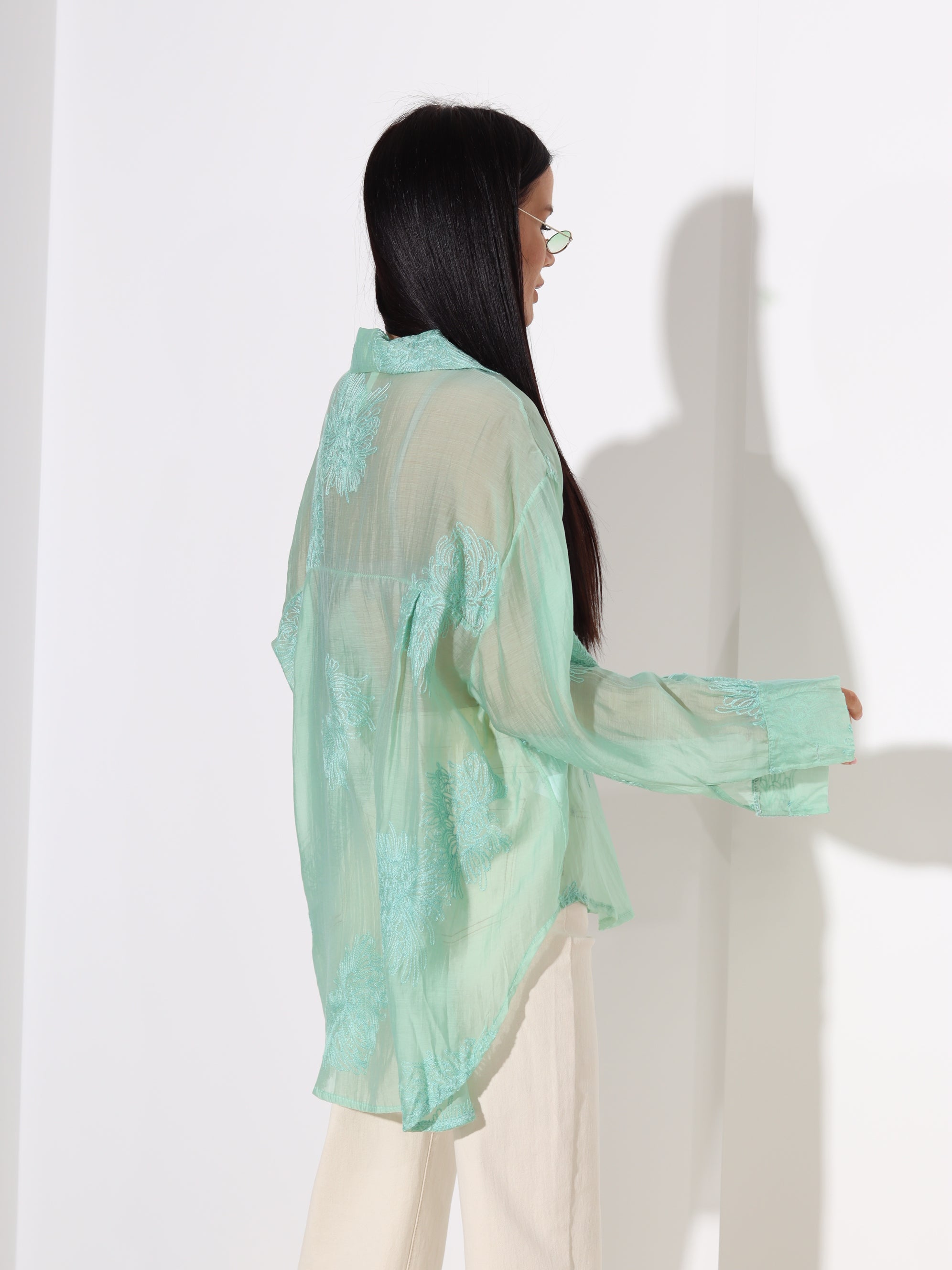 Zaļš krekls ar smalku izšuvumu- 18439