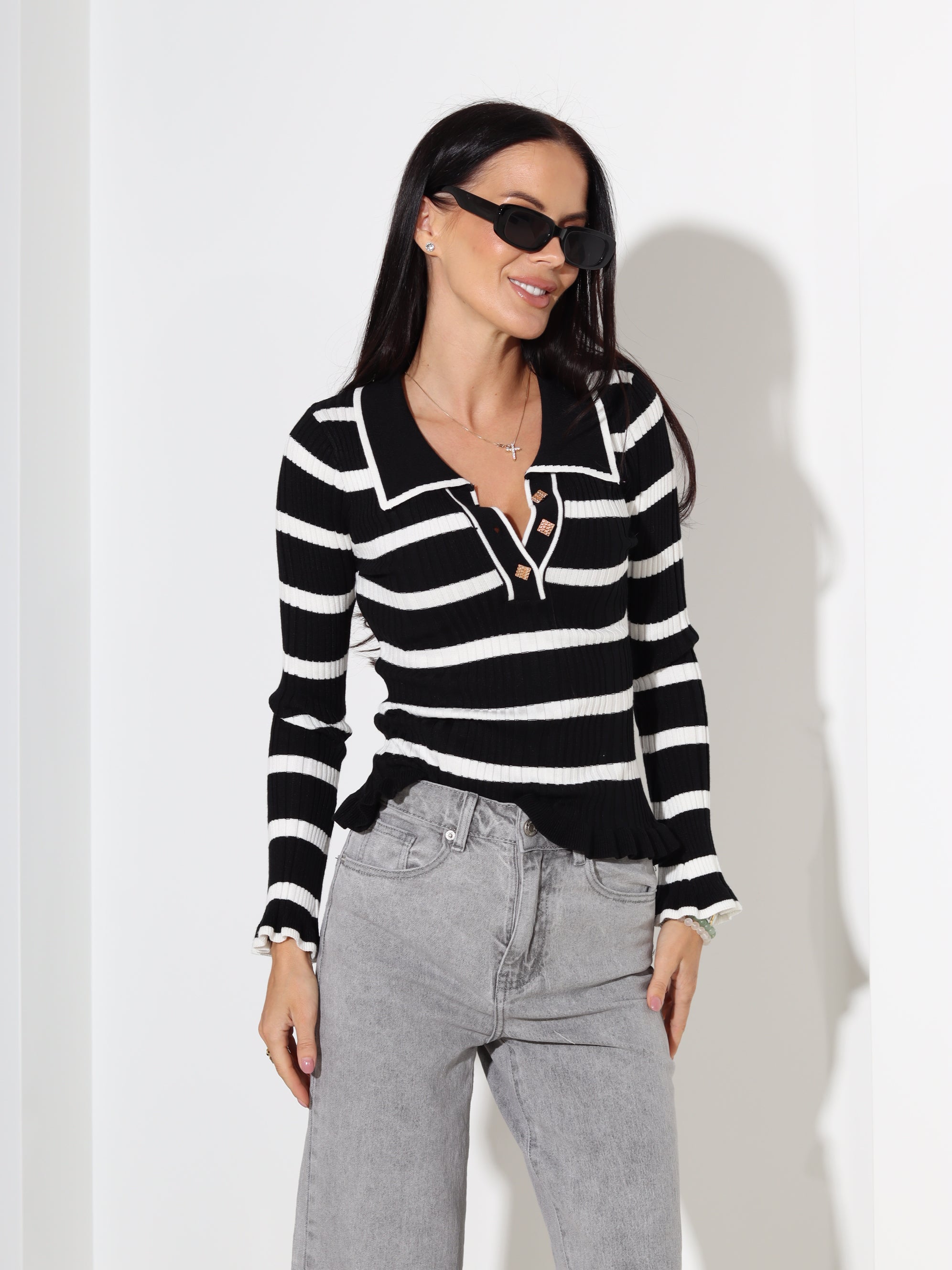 Melns adīts džemepris ar baltām strīpām un zelta krāsas podziņām - 18179