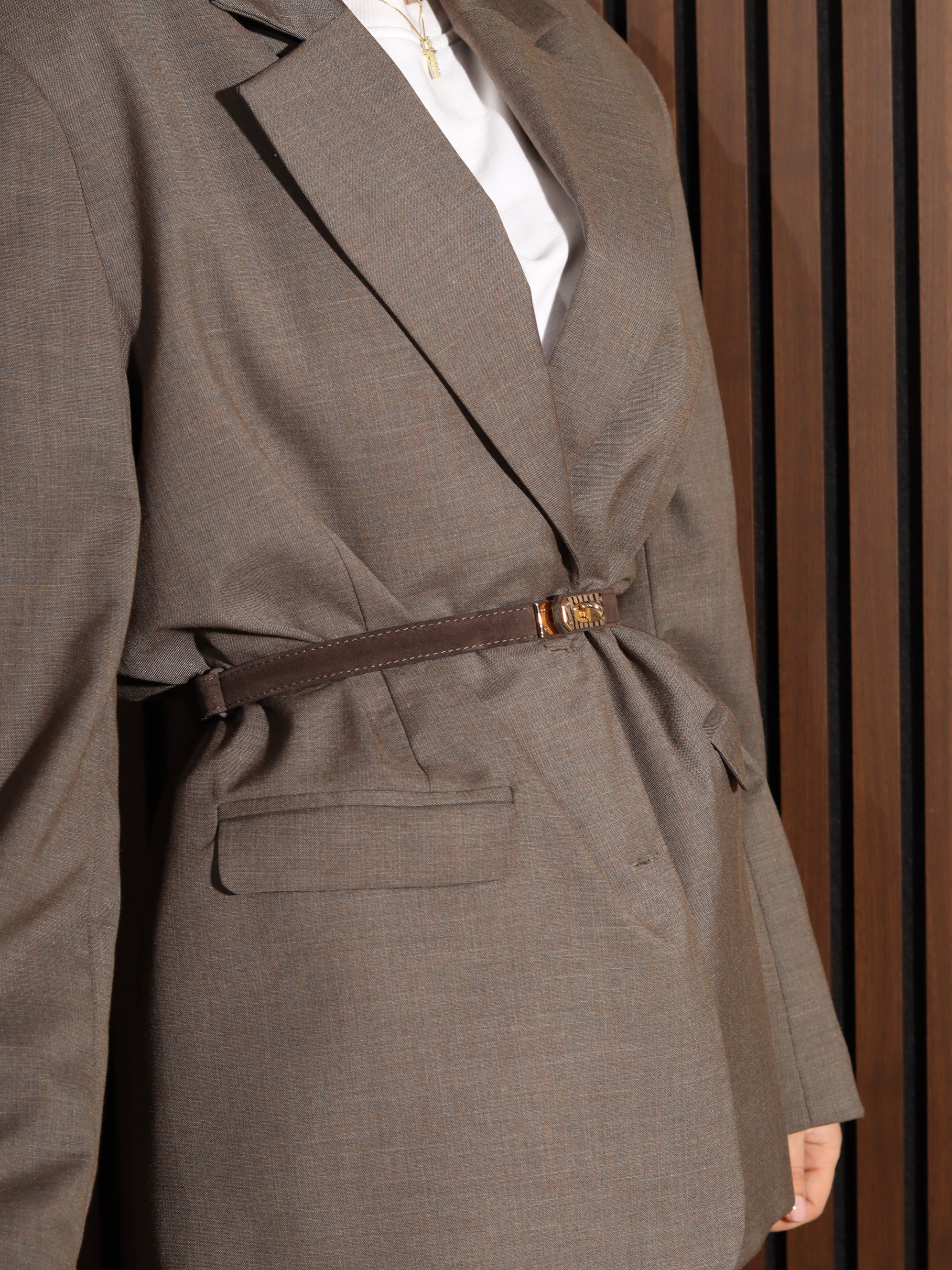 Brūna d/zamšādas reguleerijama josta ar zelta āķīša aizdari - 17856