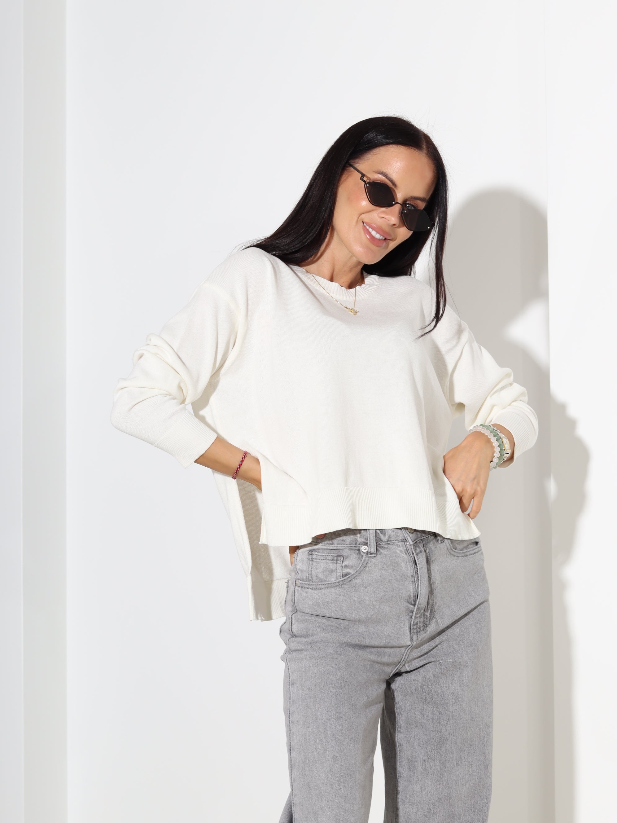 Balts adīts džemperis ar šķēlumiem sānos - 18196