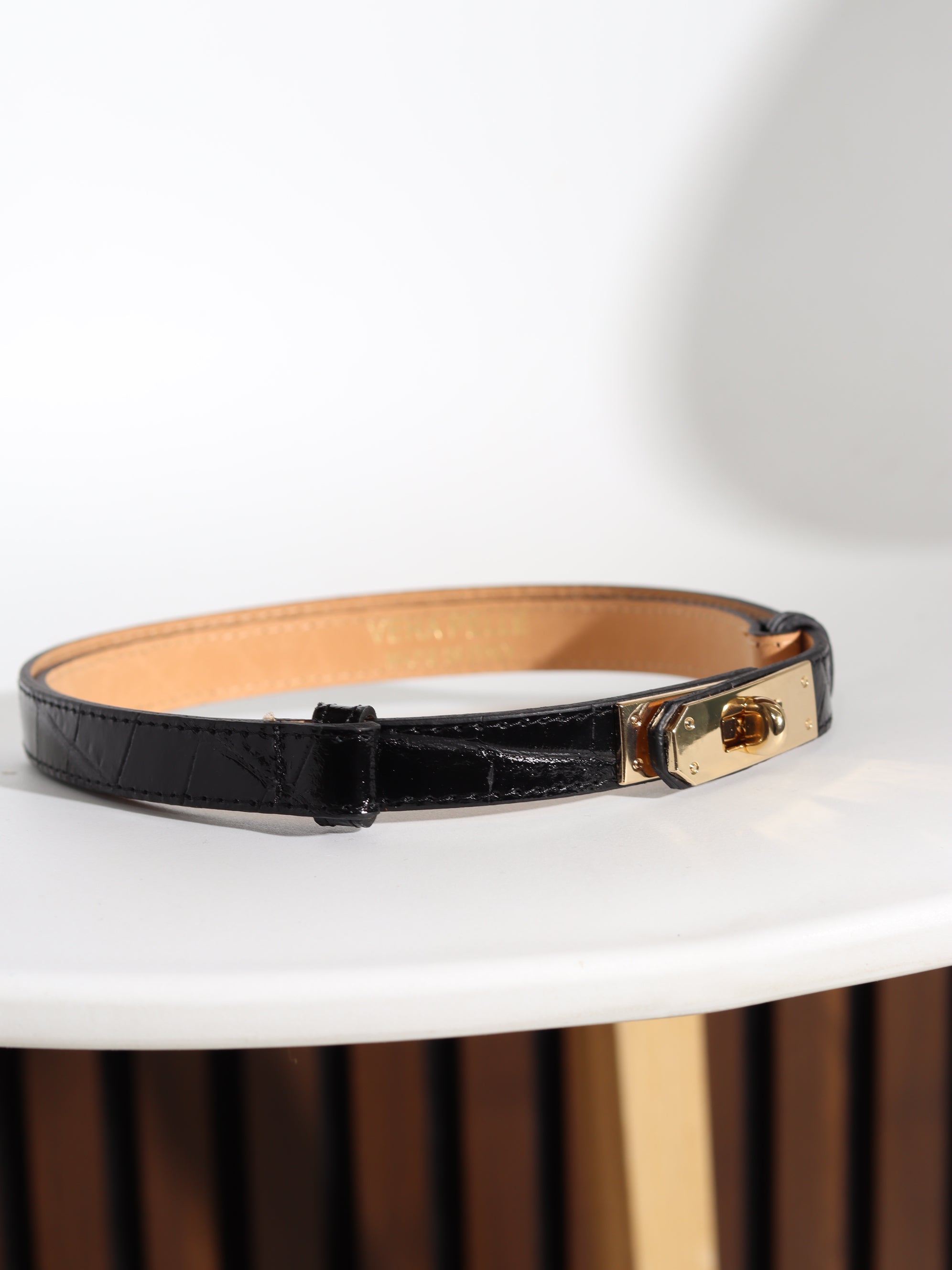 Melna d/ā regulējama josta ar rakstu un zelta āķīša aizdari - 17854