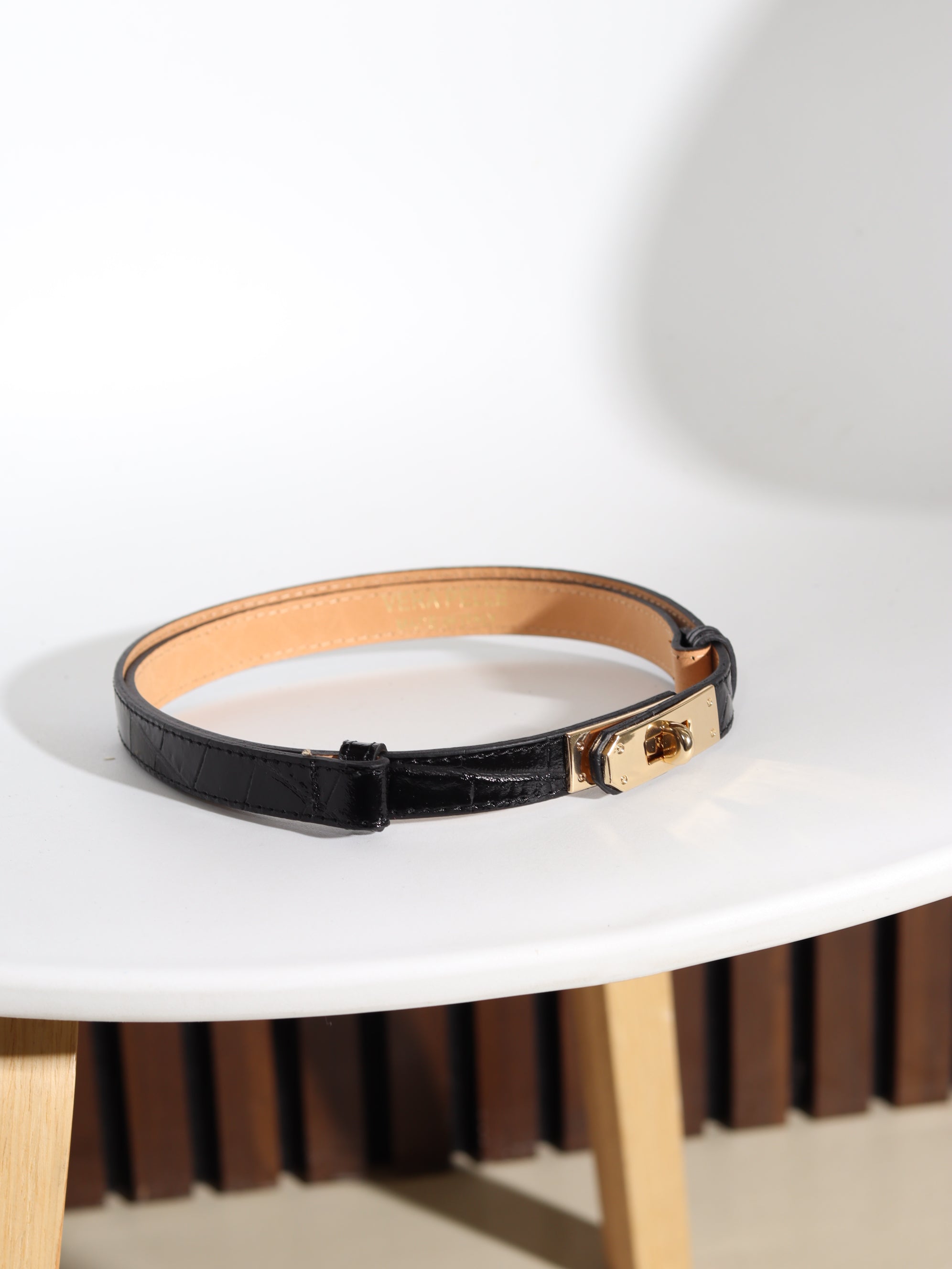 Melna d/ā regulējama josta ar rakstu un zelta āķīša aizdari - 17854