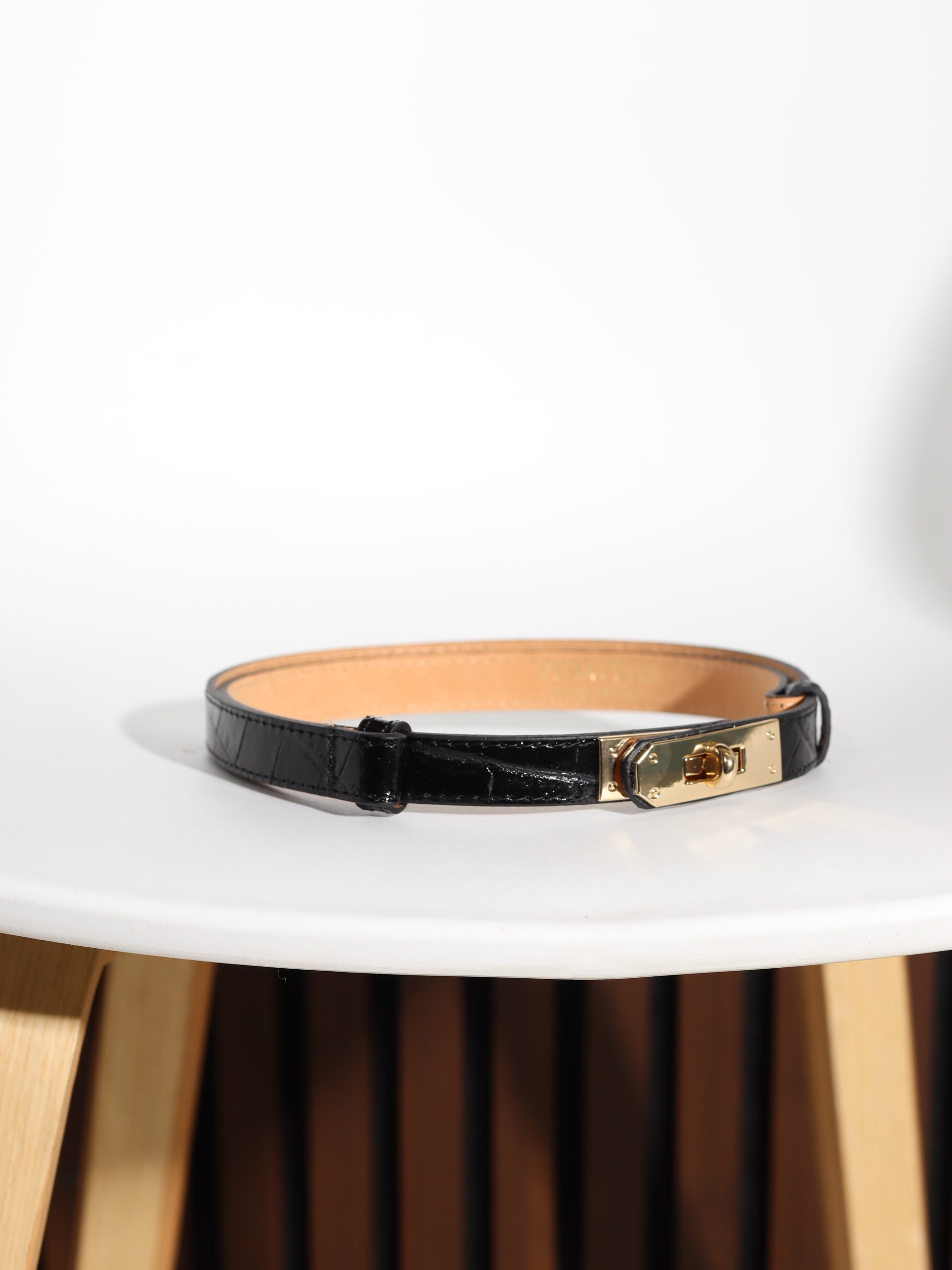 Melna d/ā regulējama josta ar rakstu un zelta āķīša aizdari - 17854