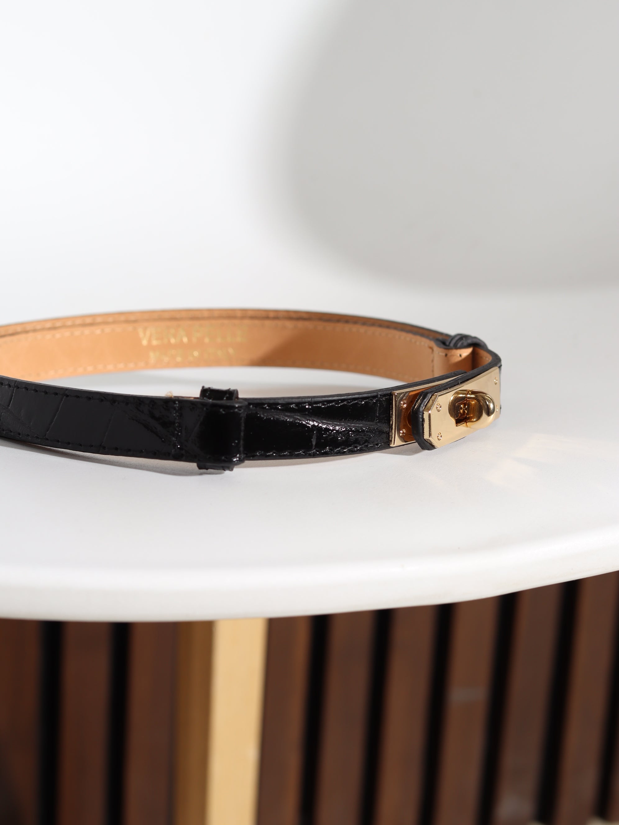 Melna d/ā regulējama josta ar rakstu un zelta āķīša aizdari - 17854