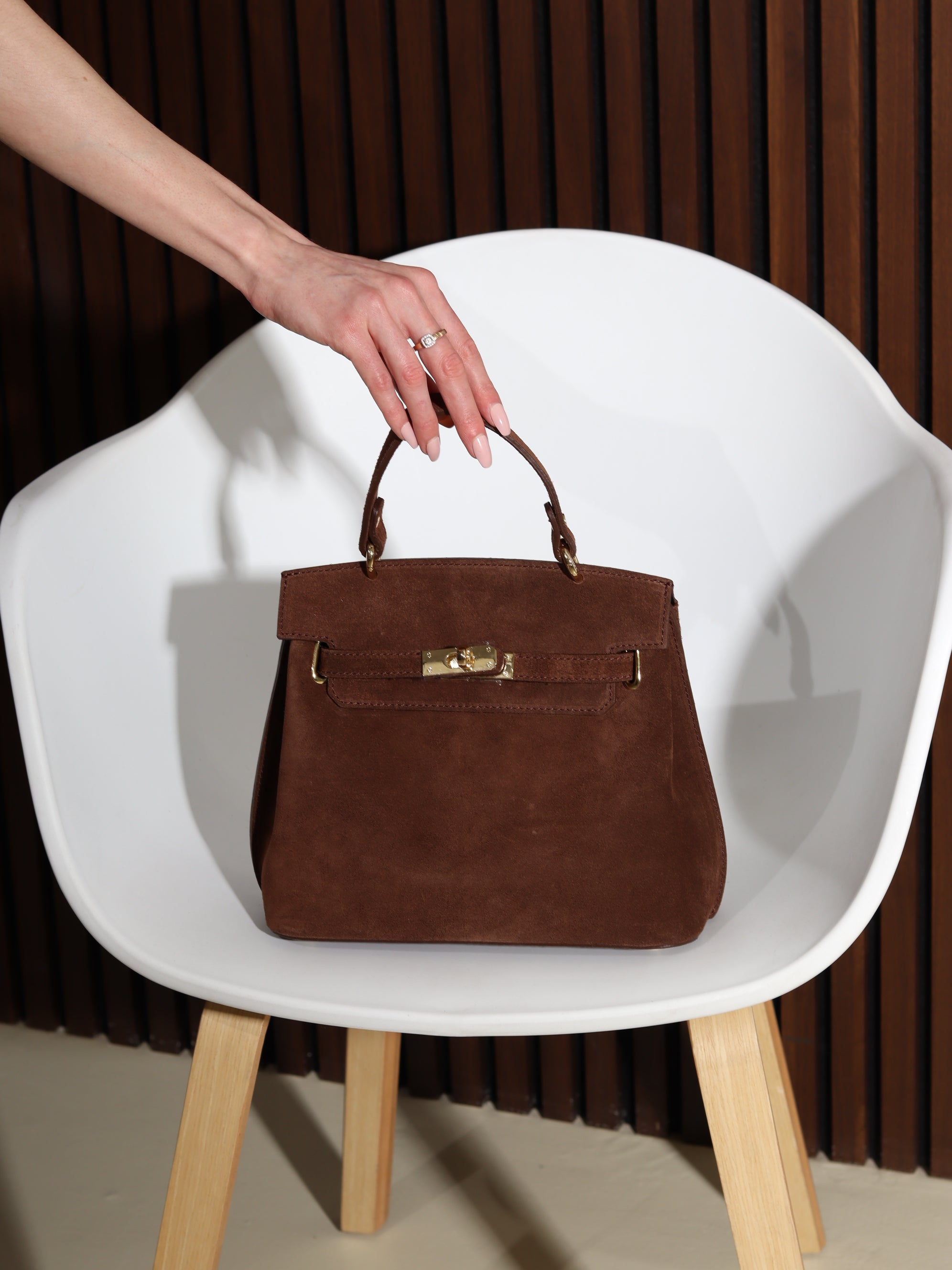 G.būna d/zamšādas soma ar sānu lencēm un aiztaisāmu augšpusi – 17848