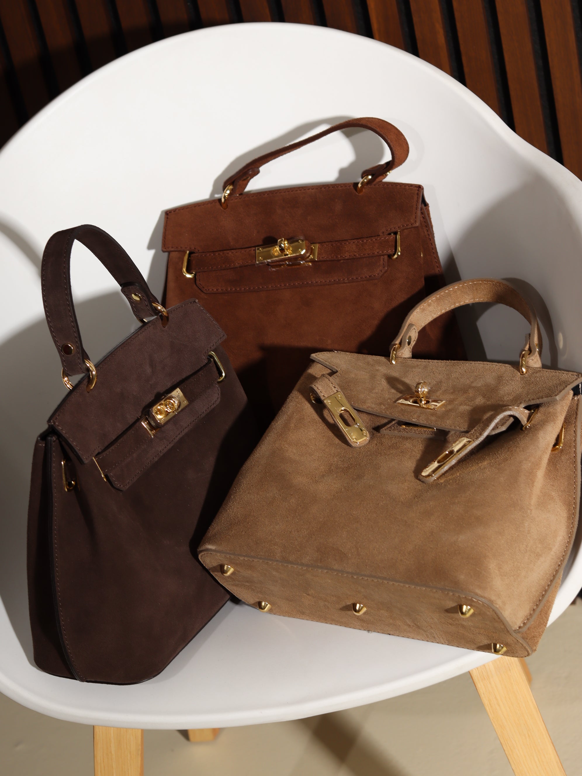 G.būna d/zamšādas soma ar sānu lencēm un aiztaisāmu augšpusi – 17848