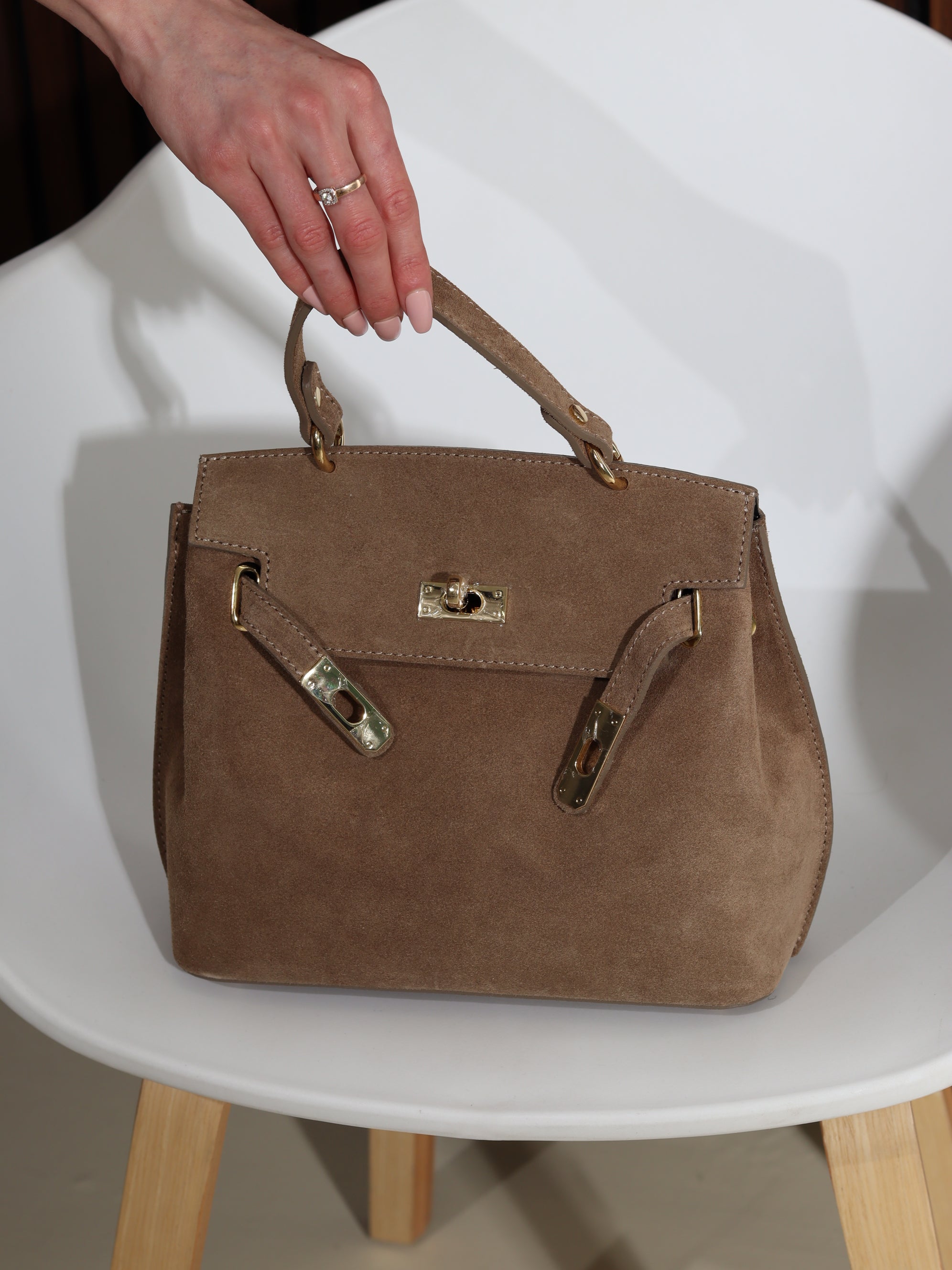 Bēšas krāsas d/zamšādas soma ar sānu lencēm un aiztaisāmu augšpusi - 17847