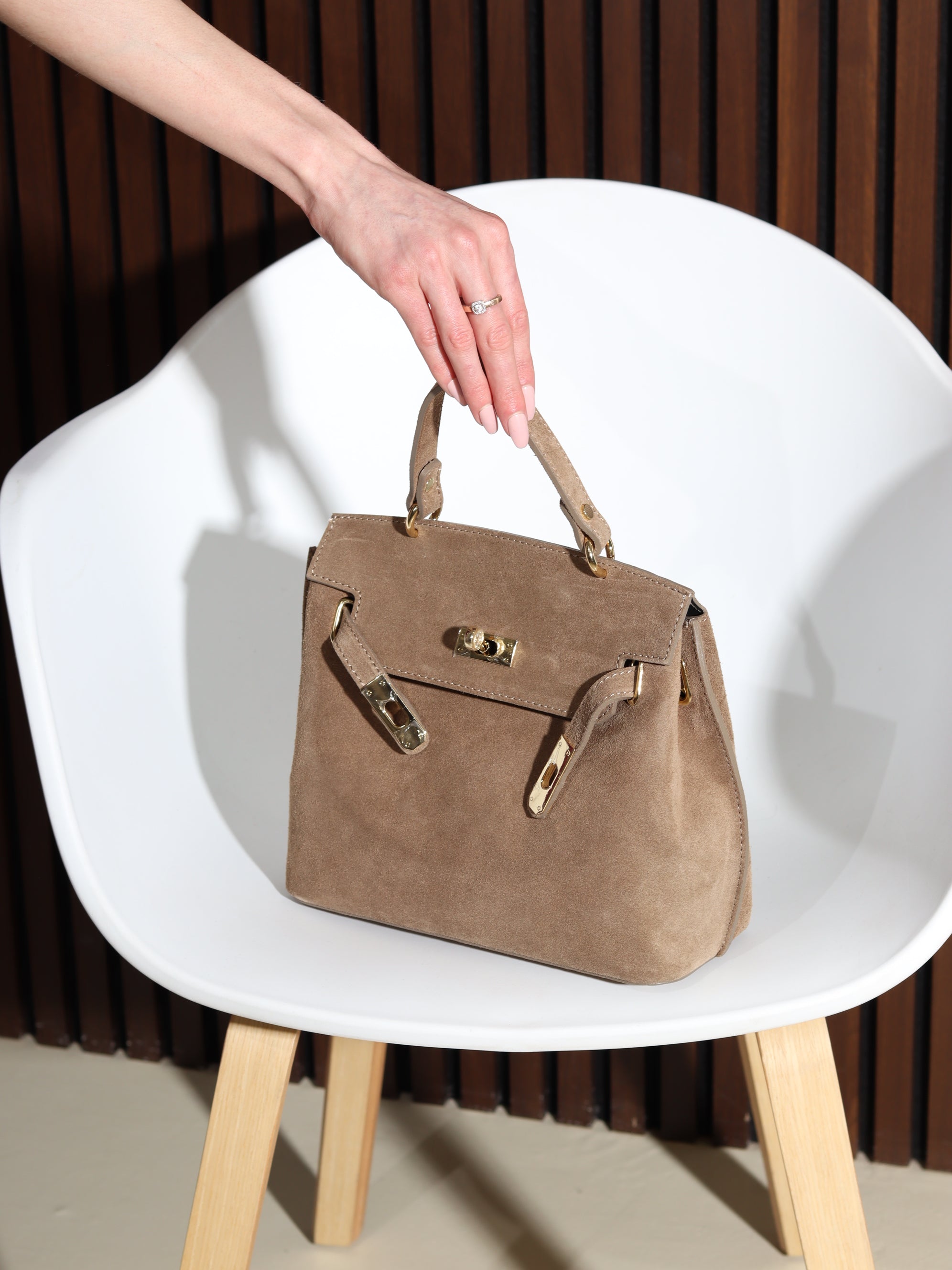 Bēšas krāsas d/zamšādas soma ar sānu lencēm un aiztaisāmu augšpusi - 17847