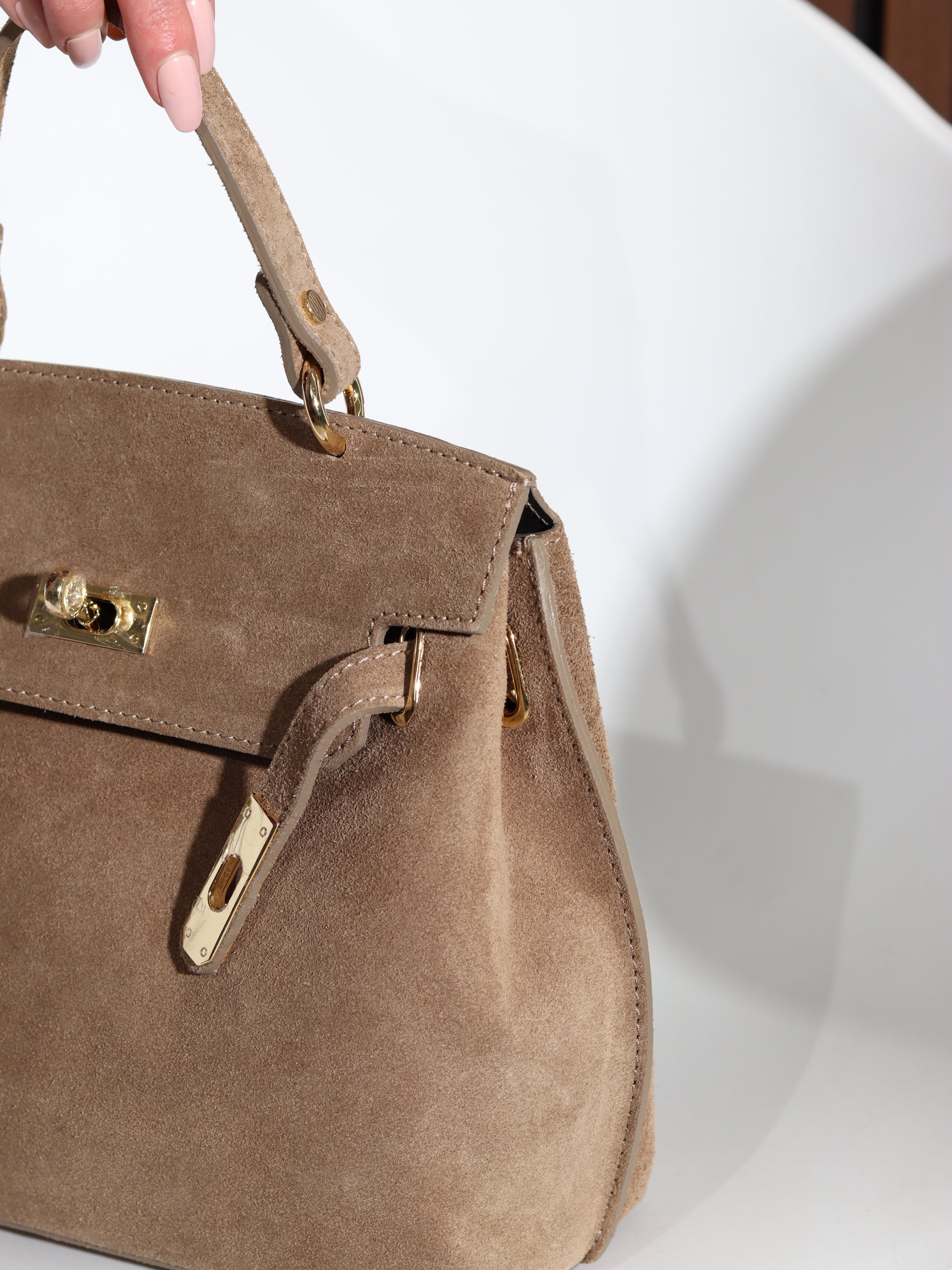 Bēšas krāsas d/zamšādas soma ar sānu lencēm un aiztaisāmu augšpusi - 17847