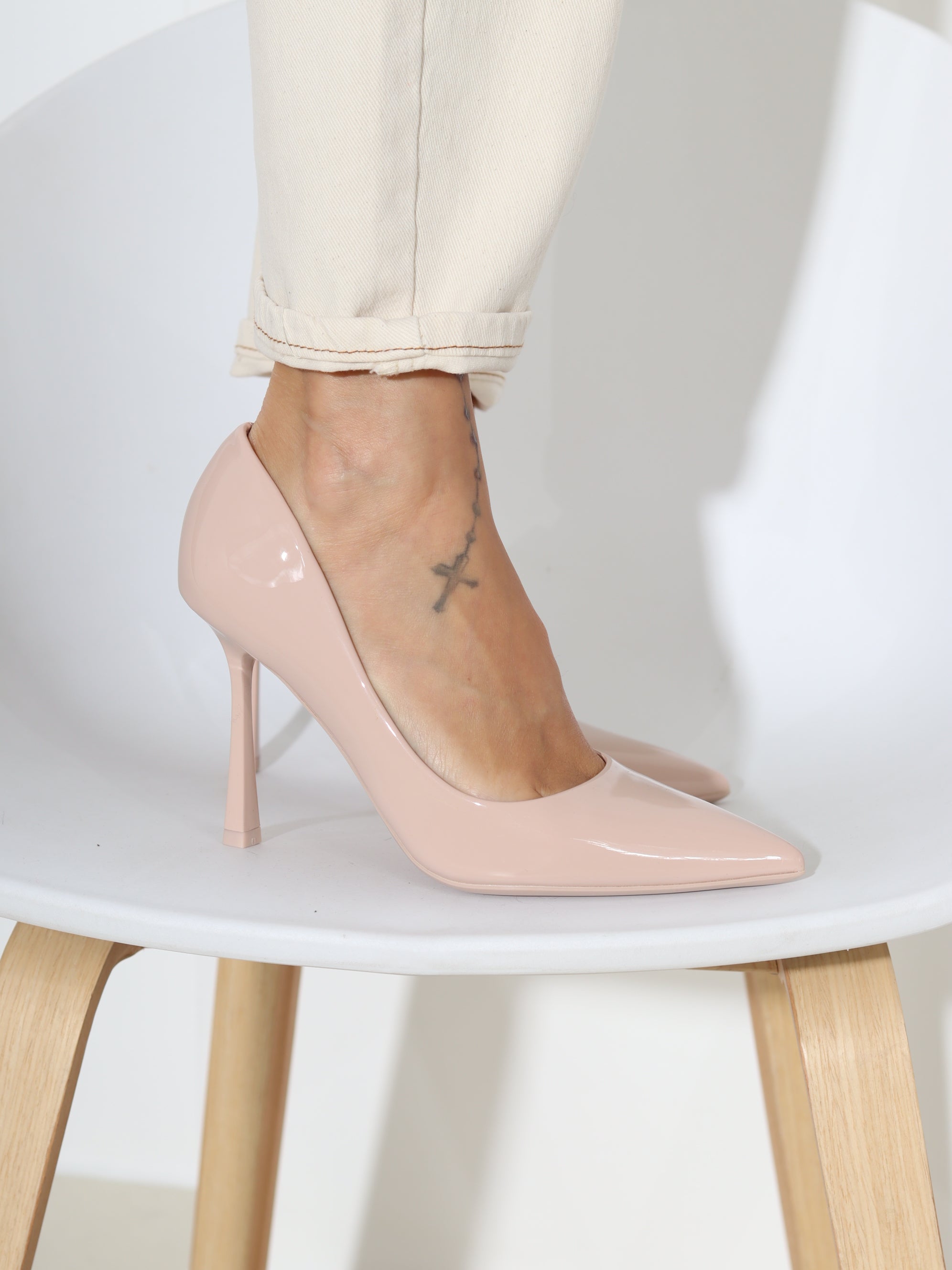 Bēšas ar rozā nokrāsu slēgtas augstpapēžu kurpes - 18448