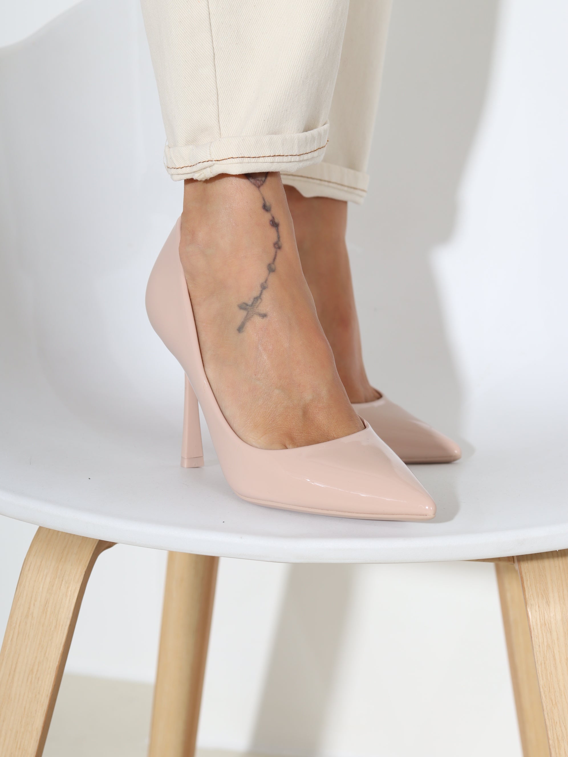 Bēšas ar rozā nokrāsu slēgtas augstpapēžu kurpes - 18448