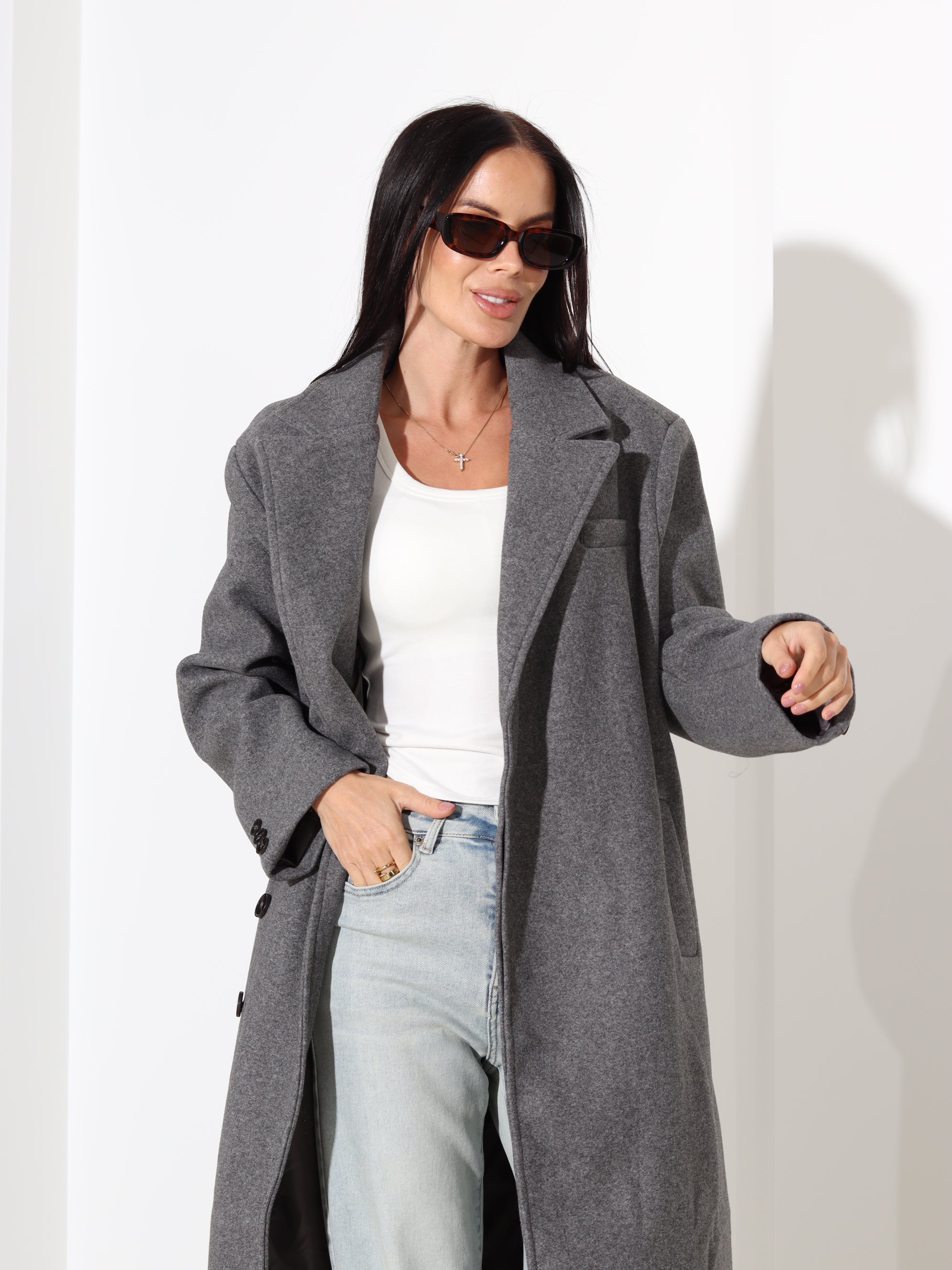 Pelēks, klasisks, taisnas piegrieznes mētelis ar vilnu sastāvā - 17977