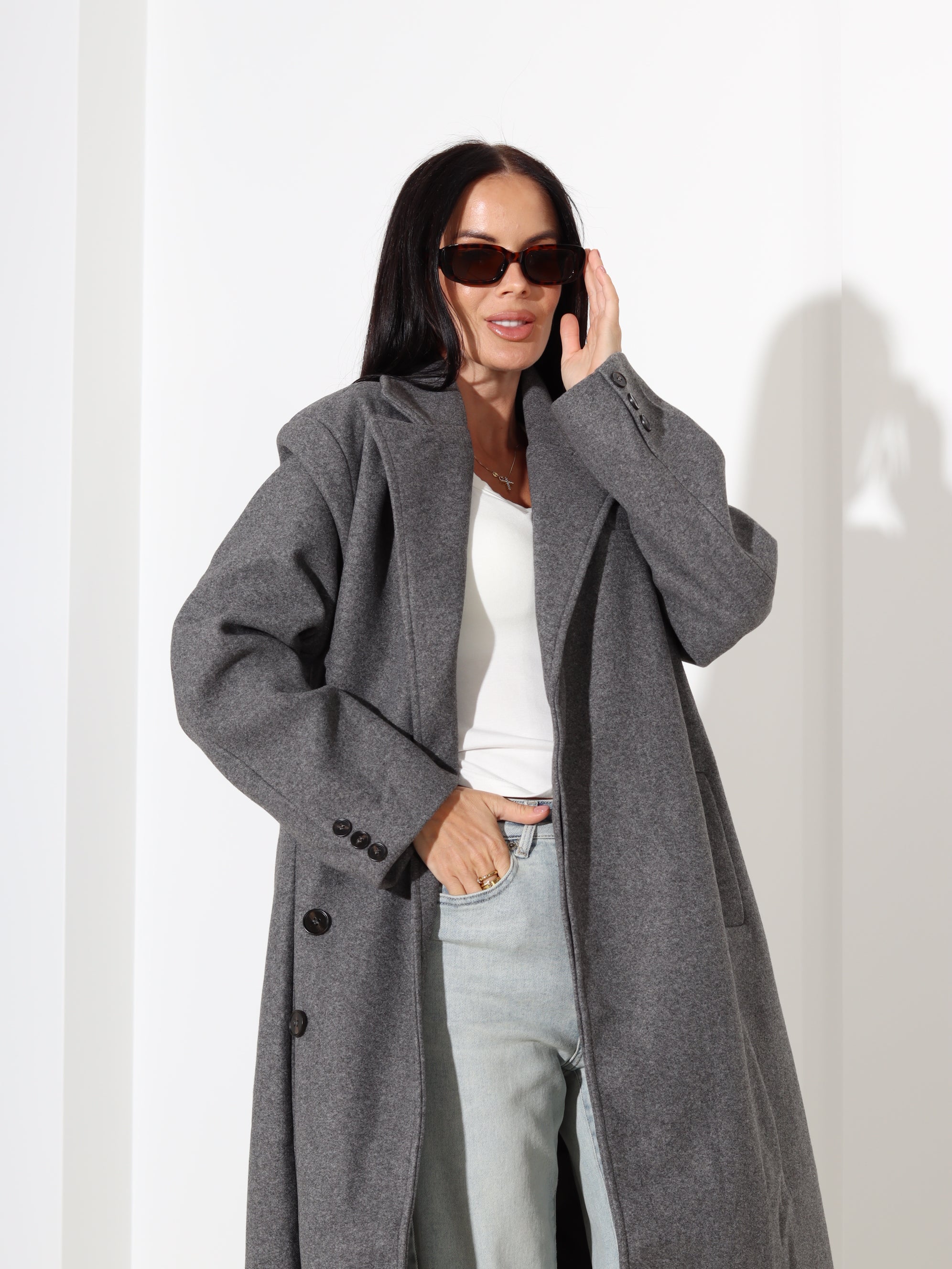 Pelēks, klasisks, taisnas piegrieznes mētelis ar vilnu sastāvā - 17977