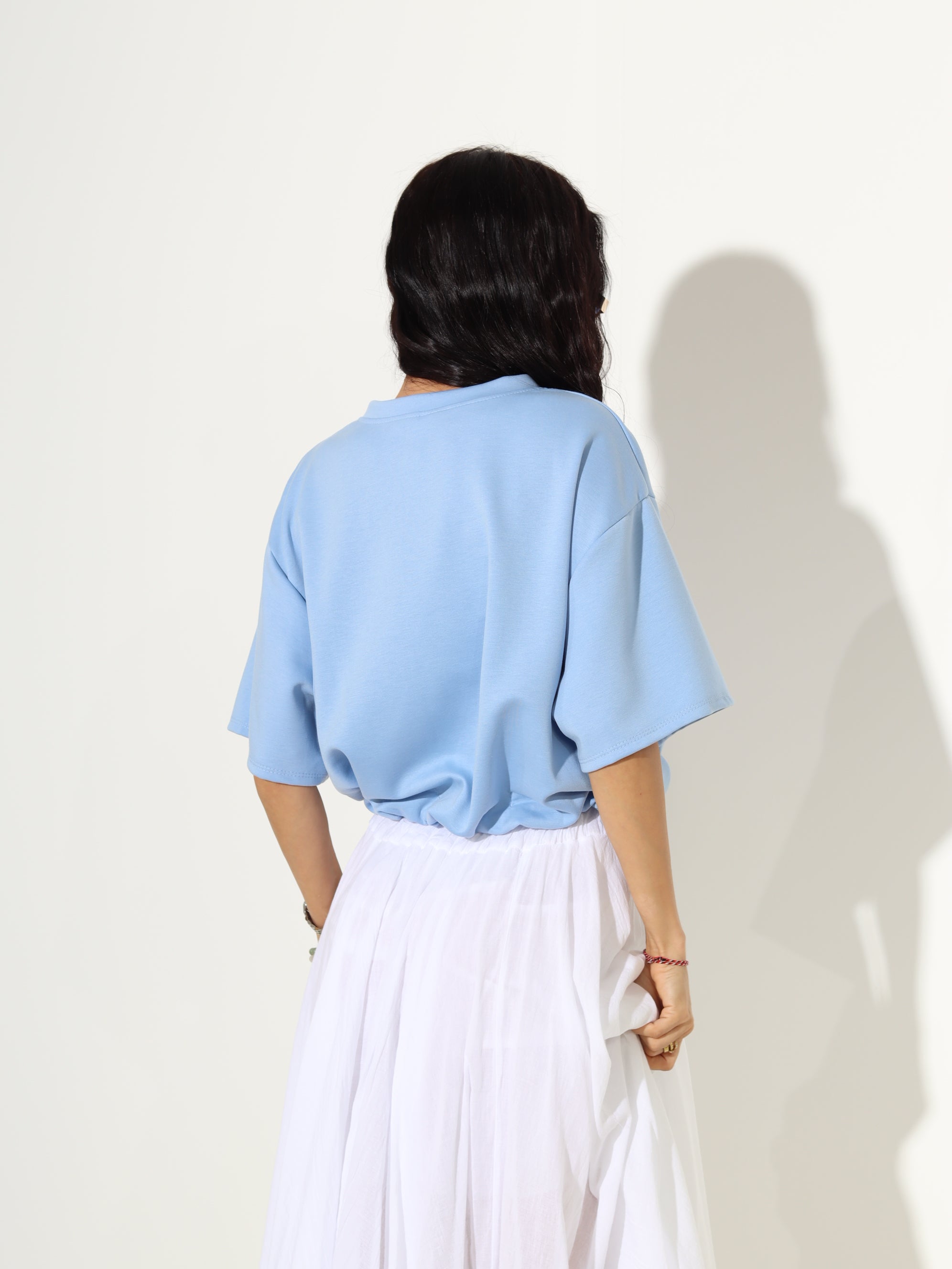 Zils saīsināts tops ar savilkumu lejas daļā, īsas piedurknes - 18763