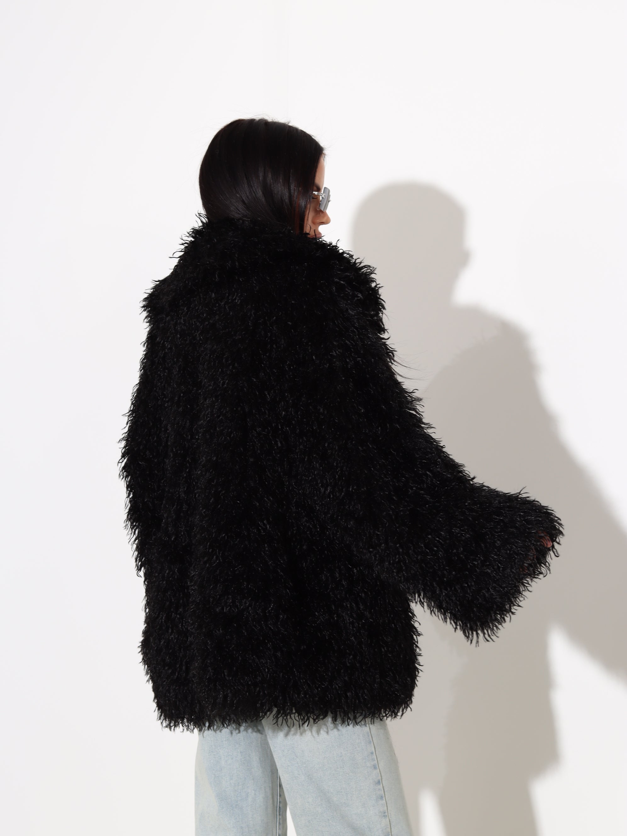 Melns īsa garuma kažoks 'Bārnijs' ar smalku, viļņotu spalvu - 17973