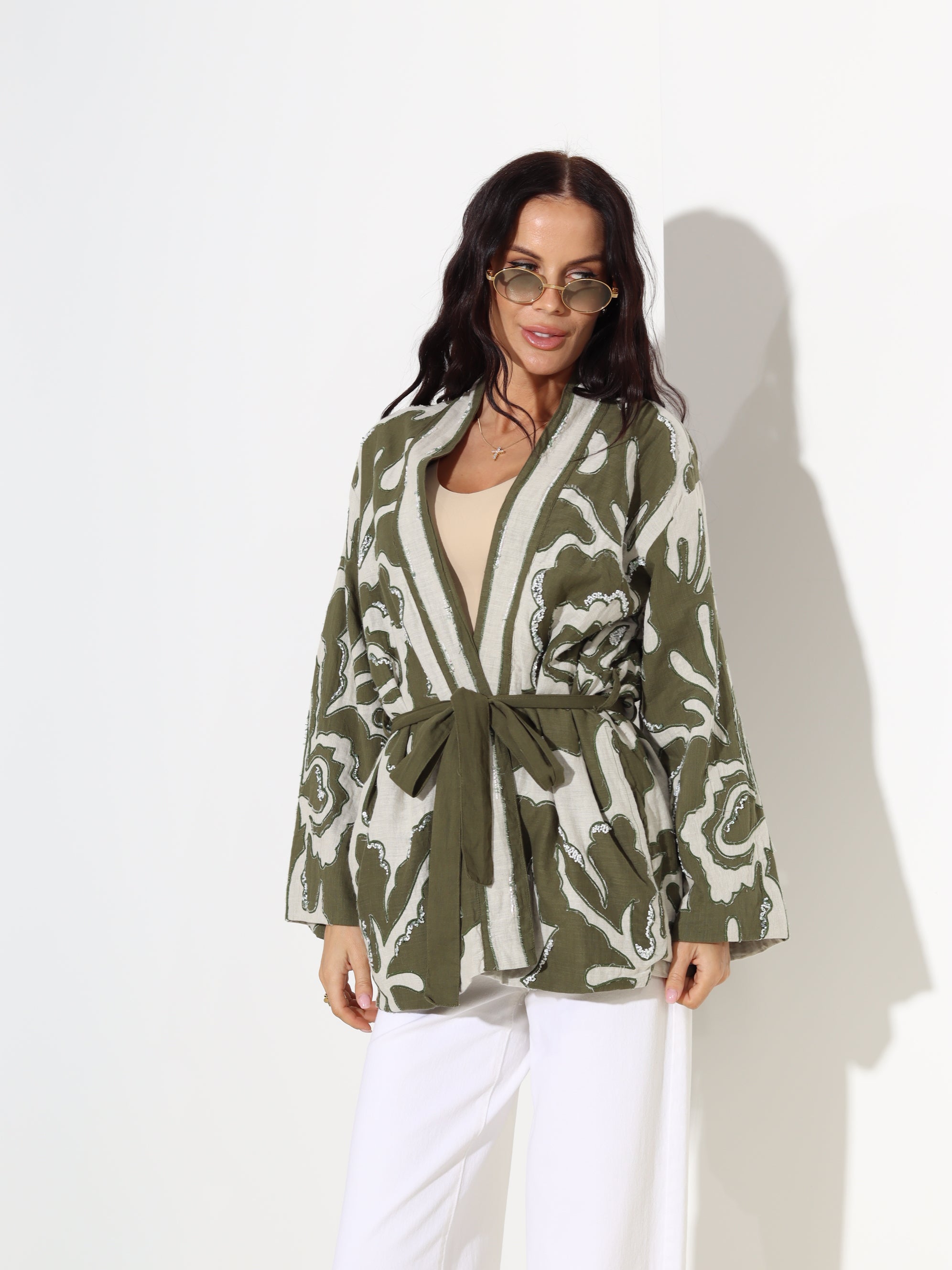 Bēšas krāsas kimono ar zaļas krāsas ornamentiem un fliteriem- 18750