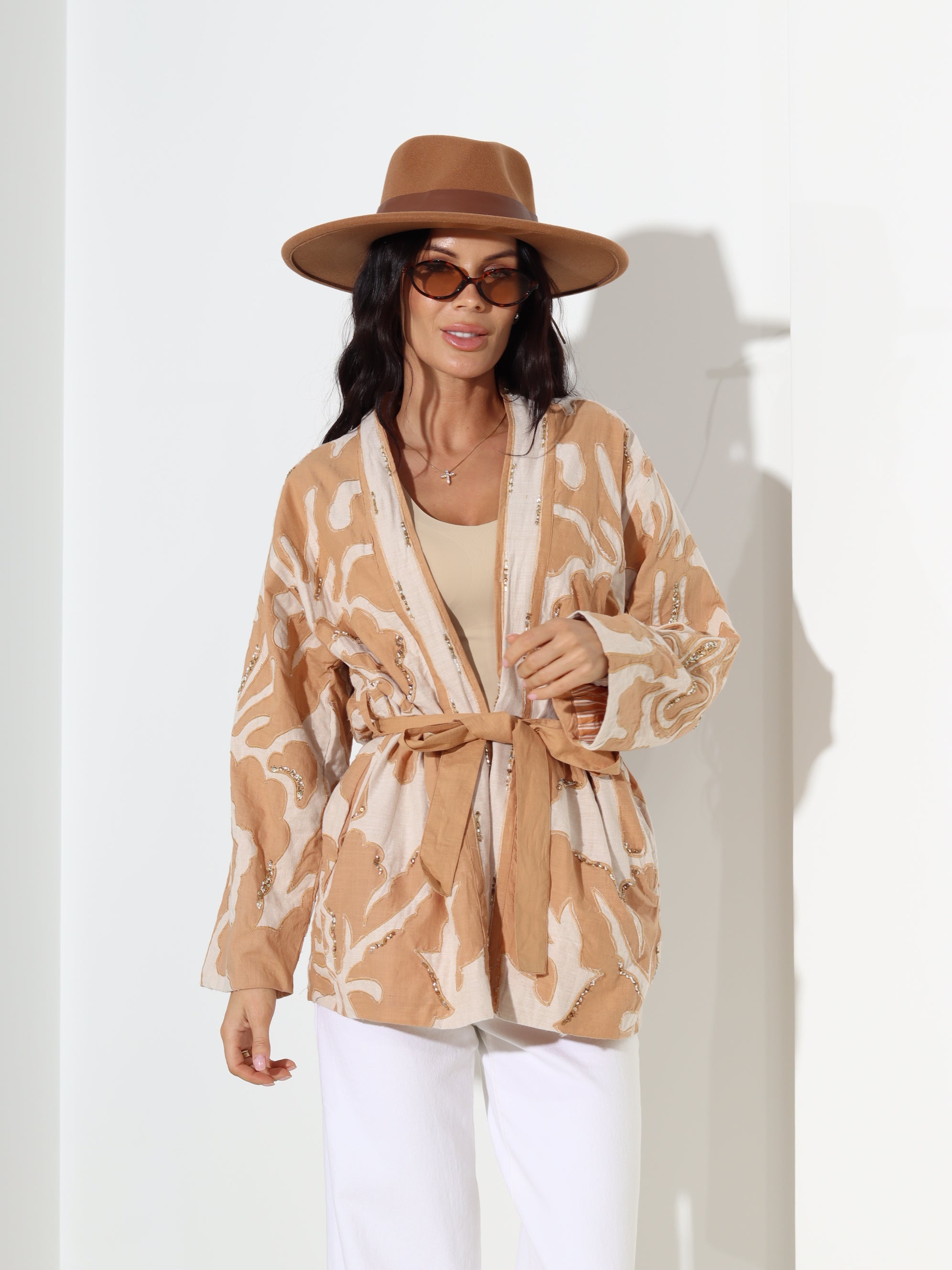 Bēšas krāsas kimono ar brūnas krāsas ornamentiem un fliteriem - 18751