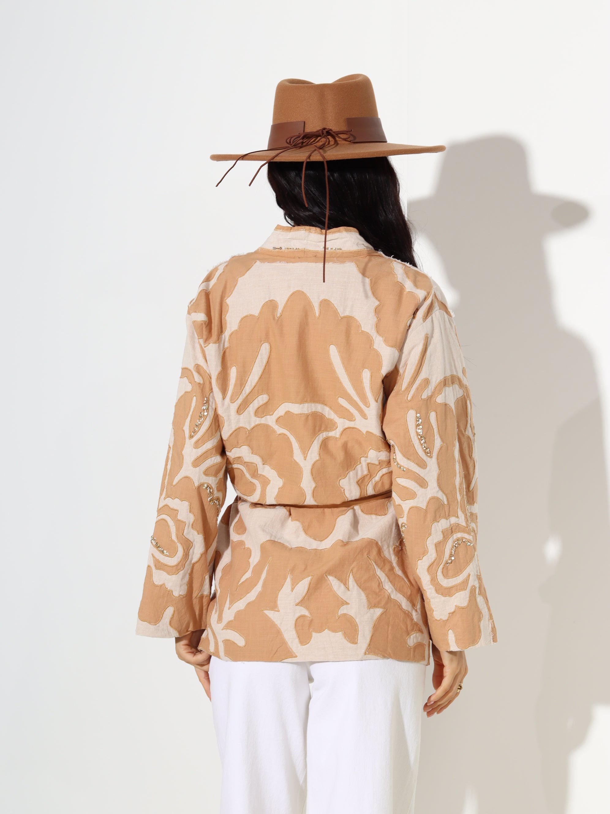 Bēšas krāsas kimono ar brūnas krāsas ornamentiem un fliteriem - 18751
