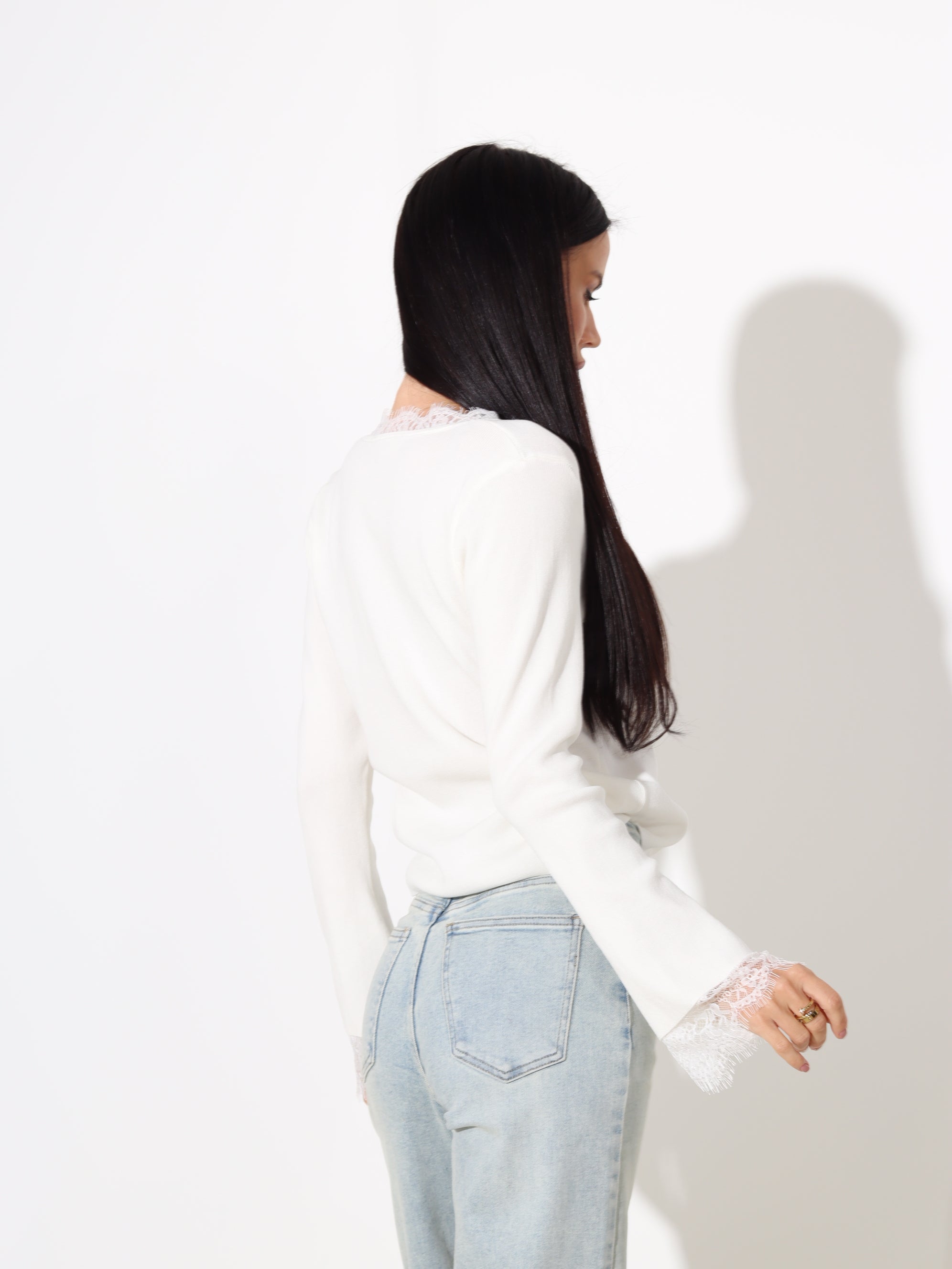 Balts, smalka adījuma tops ar mežģīni – 17999