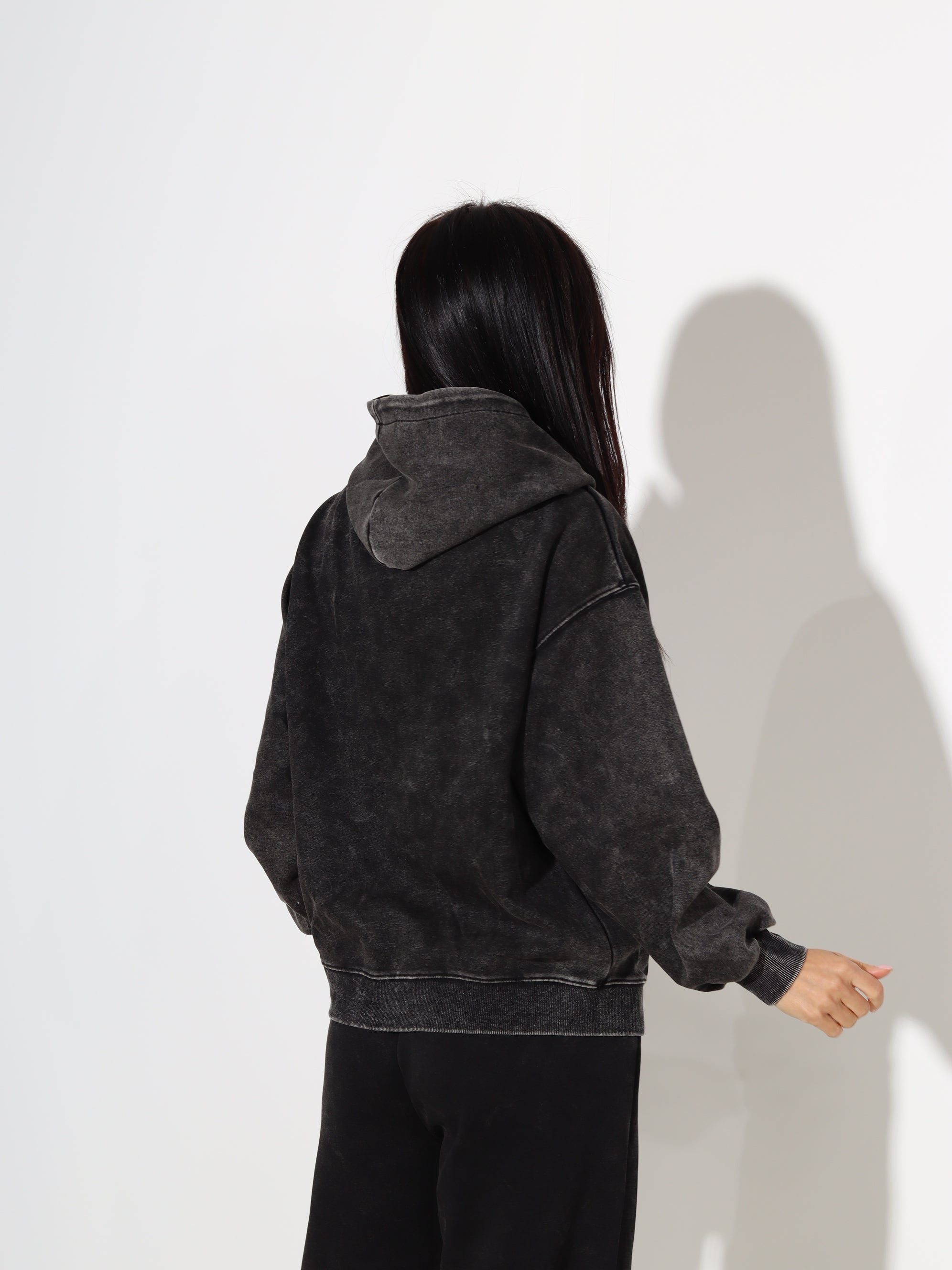 Melns batikots džemperis/hūdijs - 18350