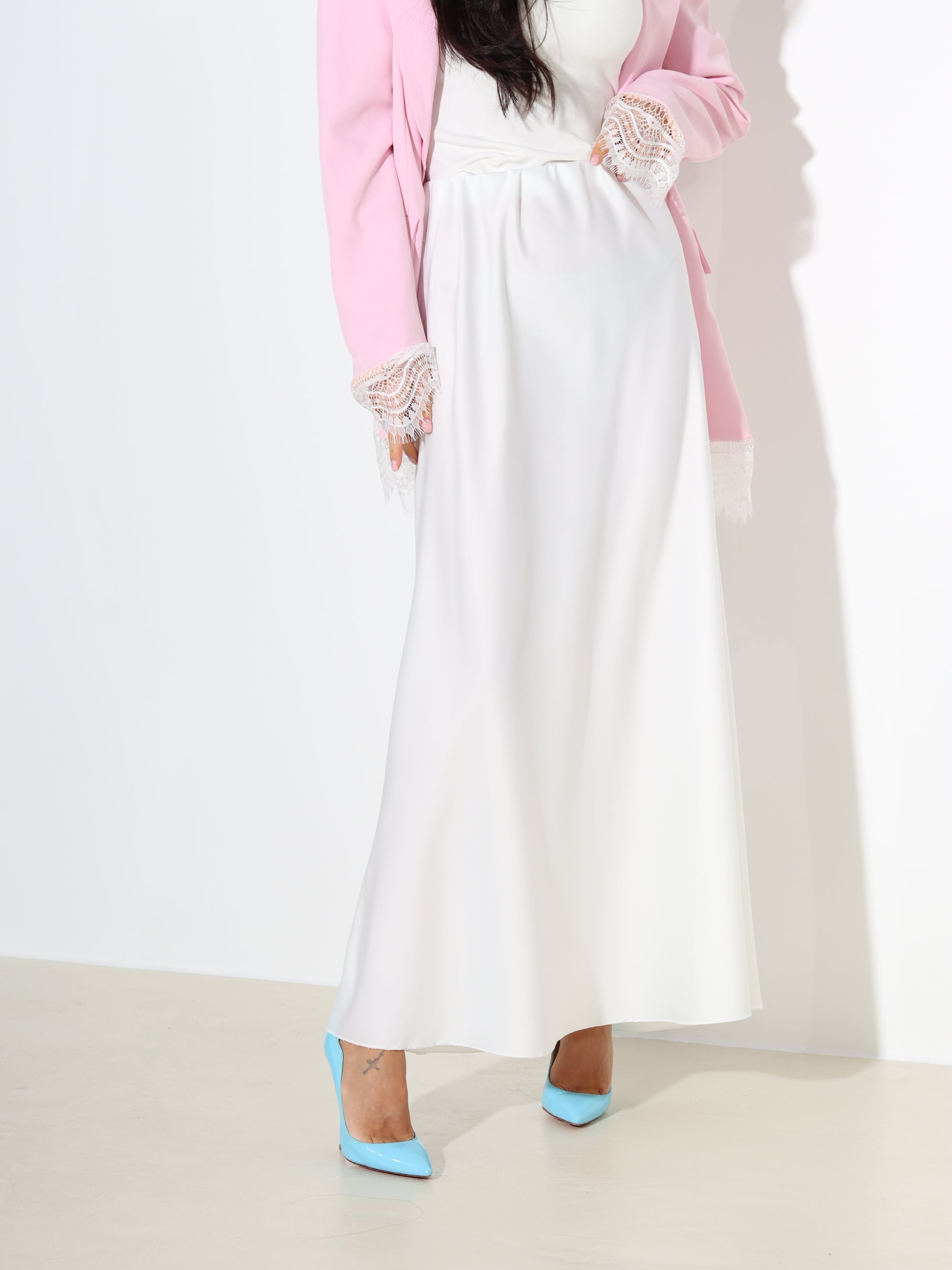 Balti, gari atlasa auduma svārki ar gumiju viduklī - 18246