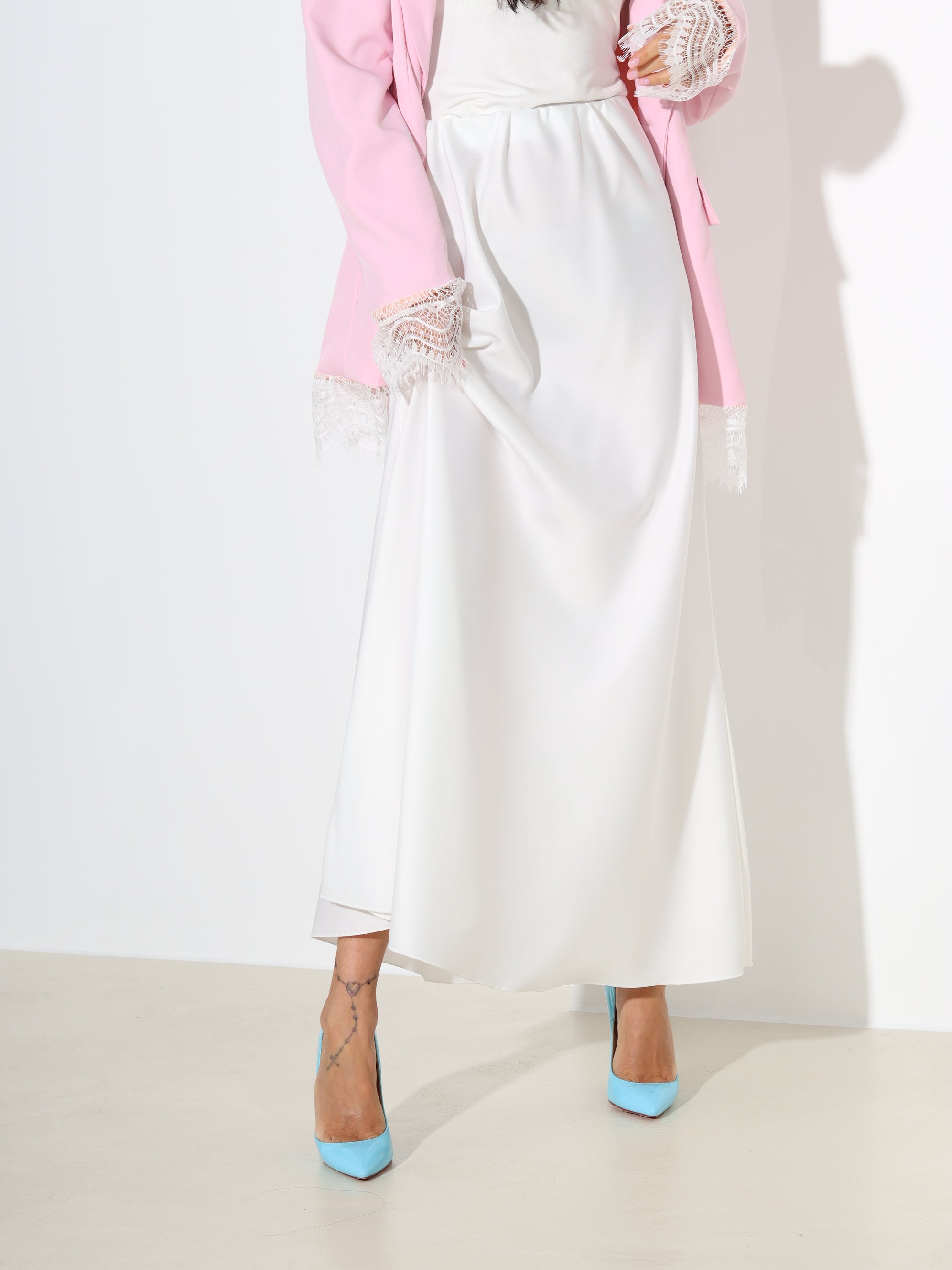 Balti, gari atlasa auduma svārki ar gumiju viduklī - 18246