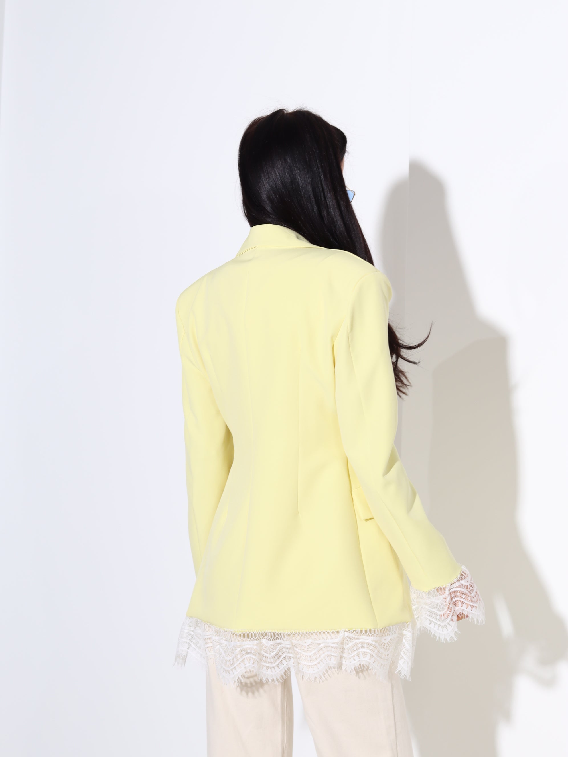 Dzeltena, klasiskas piegrieznes žakete ar mežģīnes akcentiem - 18253