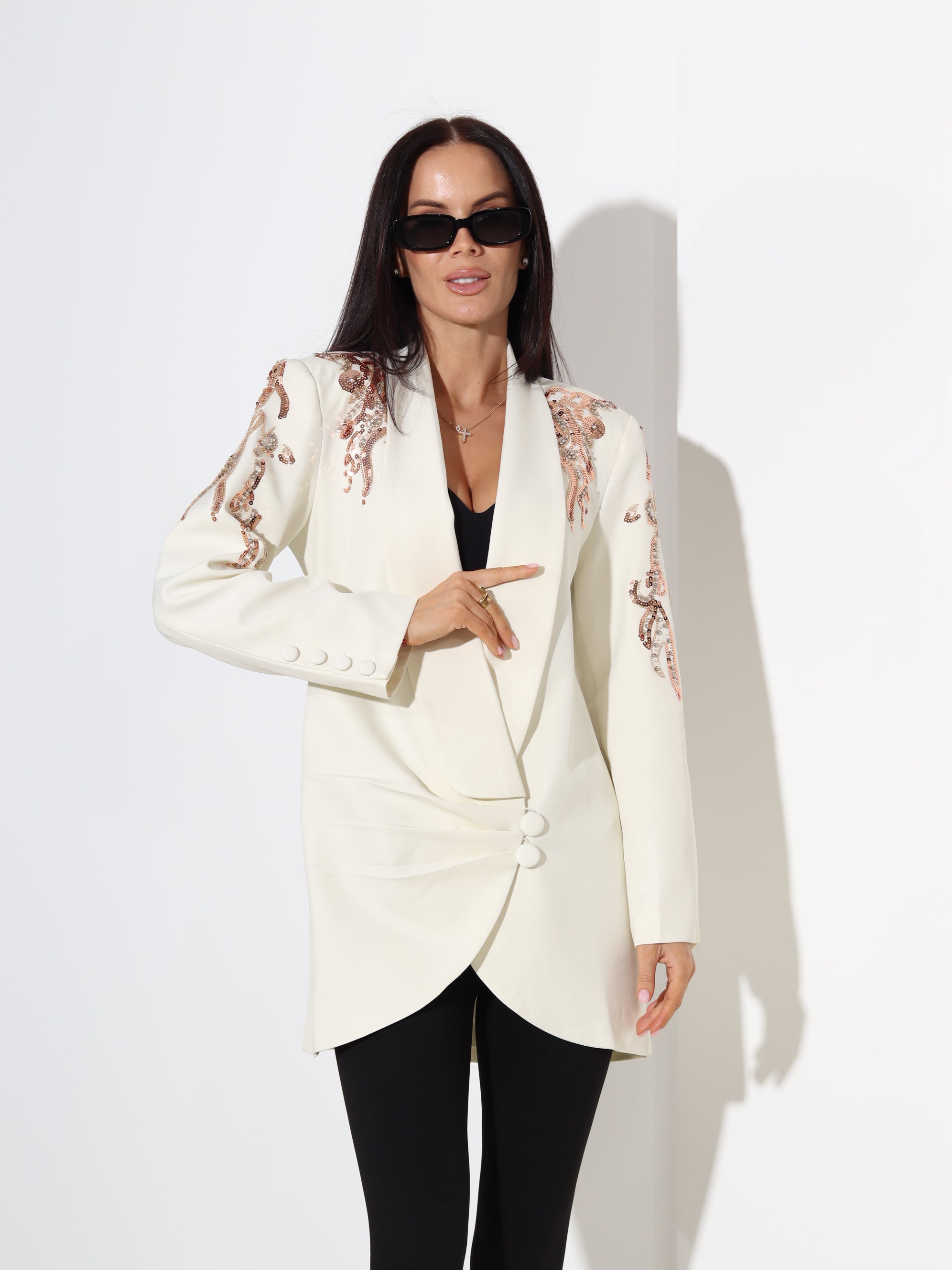 Pienbalta žaketa ar izšūtu glitera akcentu plecu zonā - 18799